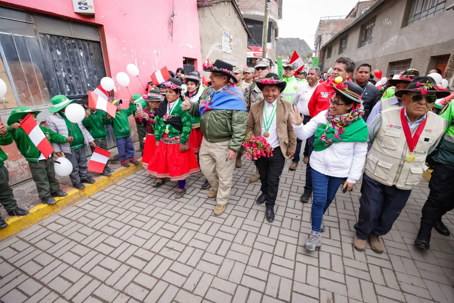 Las PIAS Terrestres llegaron a la zona altoandina de Arequipa para brindar más de 2400 atenciones a pobladores de Puyca, Huaynacotas y Pampamarca, llevando servicios médicos, asesoría legal, orientación social y más. La ministra Leslie Urteaga destacó que esta iniciativa representa justicia y esperanza para las comunidades alejadas. Con el apoyo del Ejército y el programa PAIS, el Estado busca acercar sus servicios y atenciones a los peruanos que más lo necesitan. Foto: ANDINA/Difusión