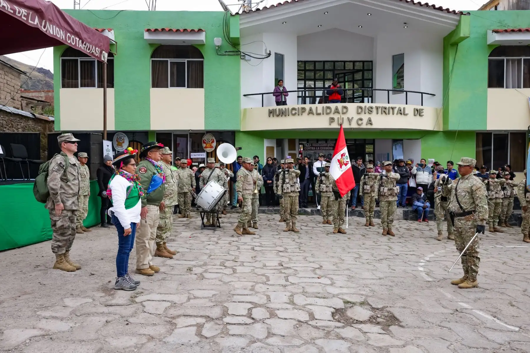 Las PIAS Terrestres llegaron a la zona altoandina de Arequipa para brindar más de 2400 atenciones a pobladores de Puyca, Huaynacotas y Pampamarca, llevando servicios médicos, asesoría legal, orientación social y más. La ministra Leslie Urteaga destacó que esta iniciativa representa justicia y esperanza para las comunidades alejadas. Con el apoyo del Ejército y el programa PAIS, el Estado busca acercar sus servicios y atenciones a los peruanos que más lo necesitan. Foto: ANDINA/Difusión