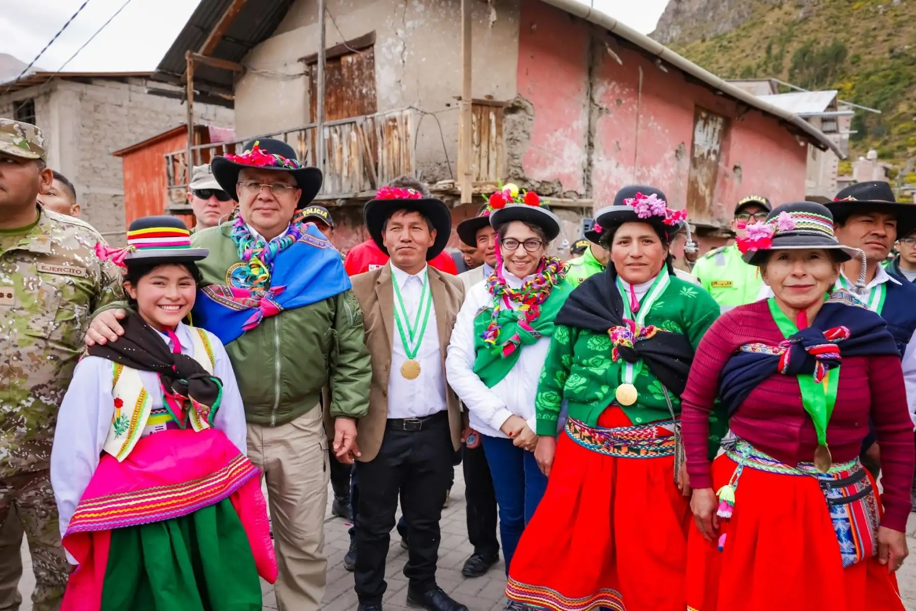 Las PIAS Terrestres llegaron a la zona altoandina de Arequipa para brindar más de 2400 atenciones a pobladores de Puyca, Huaynacotas y Pampamarca, llevando servicios médicos, asesoría legal, orientación social y más. La ministra Leslie Urteaga destacó que esta iniciativa representa justicia y esperanza para las comunidades alejadas. Con el apoyo del Ejército y el programa PAIS, el Estado busca acercar sus servicios y atenciones a los peruanos que más lo necesitan. Foto: ANDINA/Difusión