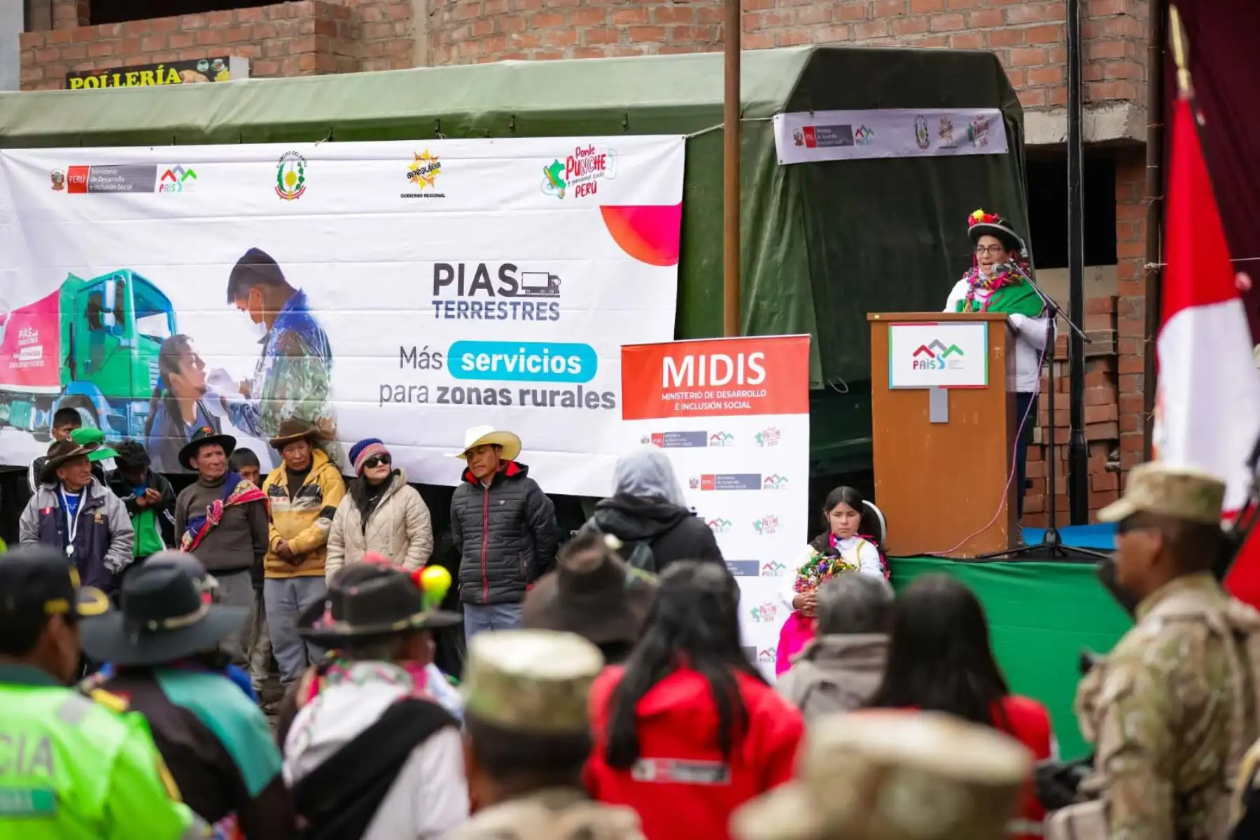 Las PIAS Terrestres llegaron a la zona altoandina de Arequipa para brindar más de 2400 atenciones a pobladores de Puyca, Huaynacotas y Pampamarca, llevando servicios médicos, asesoría legal, orientación social y más. La ministra Leslie Urteaga destacó que esta iniciativa representa justicia y esperanza para las comunidades alejadas. Con el apoyo del Ejército y el programa PAIS, el Estado busca acercar sus servicios y atenciones a los peruanos que más lo necesitan. Foto: ANDINA/Difusión