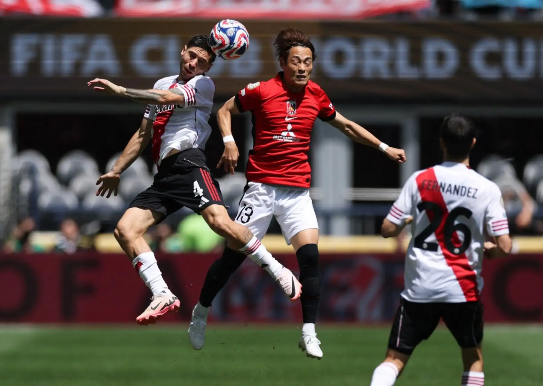 River Plate debutó con victoria en el Mundial de Clubes al imponerse 3-1 al Urawa Red Diamonds en Seattle. El equipo argentino aprovechó la fragilidad aérea del conjunto japonés con goles de cabeza de Colidio, Driussi y Meza. Aunque el Urawa descontó con un penal de Matsuo, River mantuvo el control y selló el triunfo. Marcelo Gallardo destacó la importancia de comenzar sumando tres puntos y aseguró que el equipo seguirá mejorando. Foto: AFP