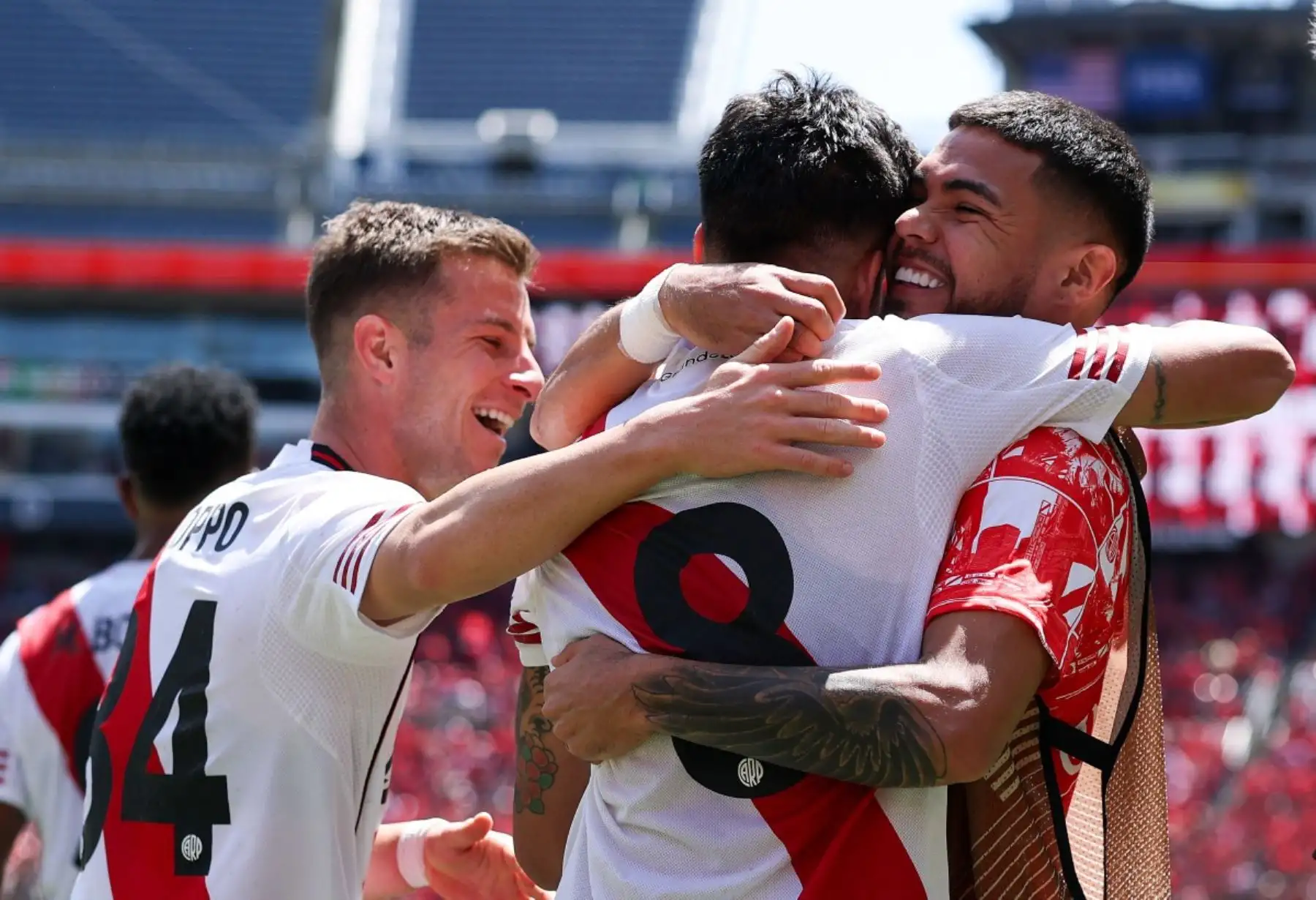 River Plate debutó con victoria en el Mundial de Clubes al imponerse 3-1 al Urawa Red Diamonds en Seattle. El equipo argentino aprovechó la fragilidad aérea del conjunto japonés con goles de cabeza de Colidio, Driussi y Meza. Aunque el Urawa descontó con un penal de Matsuo, River mantuvo el control y selló el triunfo. Marcelo Gallardo destacó la importancia de comenzar sumando tres puntos y aseguró que el equipo seguirá mejorando. Foto: AFP