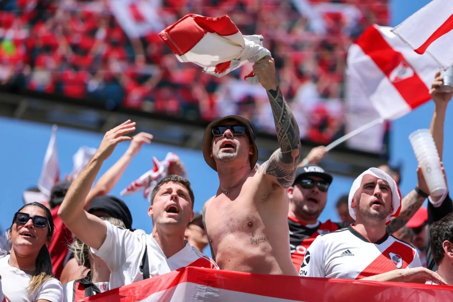 River Plate debutó con victoria en el Mundial de Clubes al imponerse 3-1 al Urawa Red Diamonds en Seattle. El equipo argentino aprovechó la fragilidad aérea del conjunto japonés con goles de cabeza de Colidio, Driussi y Meza. Aunque el Urawa descontó con un penal de Matsuo, River mantuvo el control y selló el triunfo. Marcelo Gallardo destacó la importancia de comenzar sumando tres puntos y aseguró que el equipo seguirá mejorando. Foto: AFP