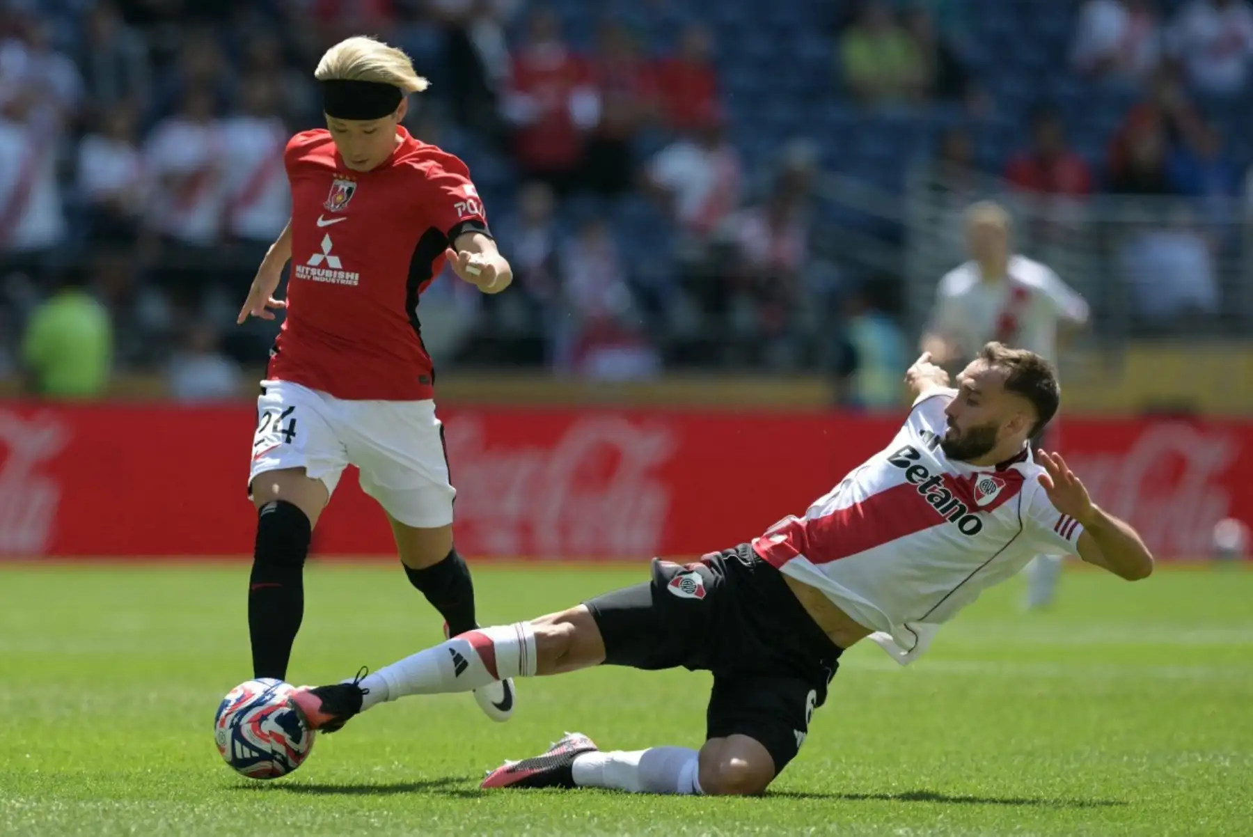 River Plate debutó con victoria en el Mundial de Clubes al imponerse 3-1 al Urawa Red Diamonds en Seattle. El equipo argentino aprovechó la fragilidad aérea del conjunto japonés con goles de cabeza de Colidio, Driussi y Meza. Aunque el Urawa descontó con un penal de Matsuo, River mantuvo el control y selló el triunfo. Marcelo Gallardo destacó la importancia de comenzar sumando tres puntos y aseguró que el equipo seguirá mejorando. Foto: AFP