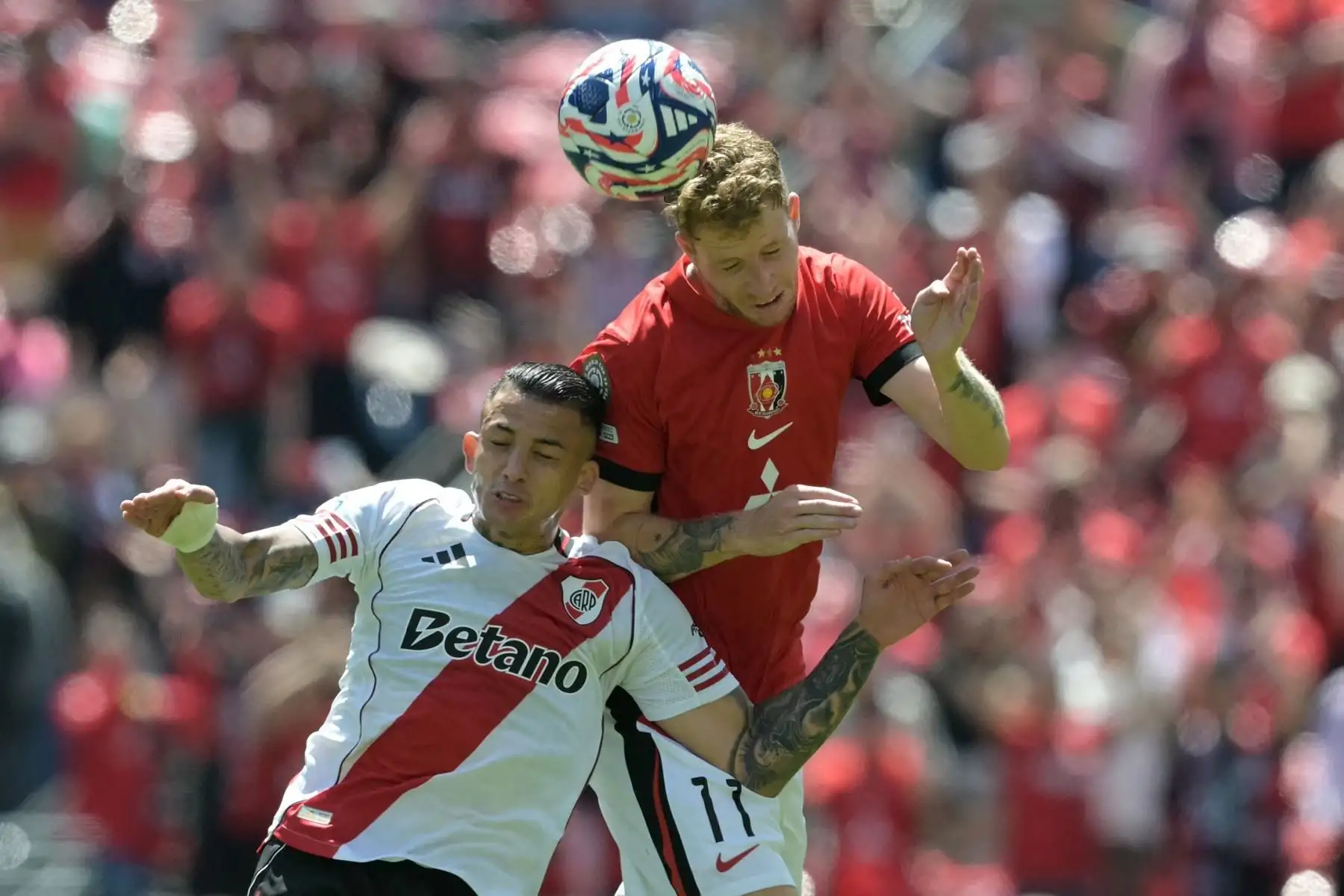 River Plate debutó con victoria en el Mundial de Clubes al imponerse 3-1 al Urawa Red Diamonds en Seattle. El equipo argentino aprovechó la fragilidad aérea del conjunto japonés con goles de cabeza de Colidio, Driussi y Meza. Aunque el Urawa descontó con un penal de Matsuo, River mantuvo el control y selló el triunfo. Marcelo Gallardo destacó la importancia de comenzar sumando tres puntos y aseguró que el equipo seguirá mejorando. Foto: AFP