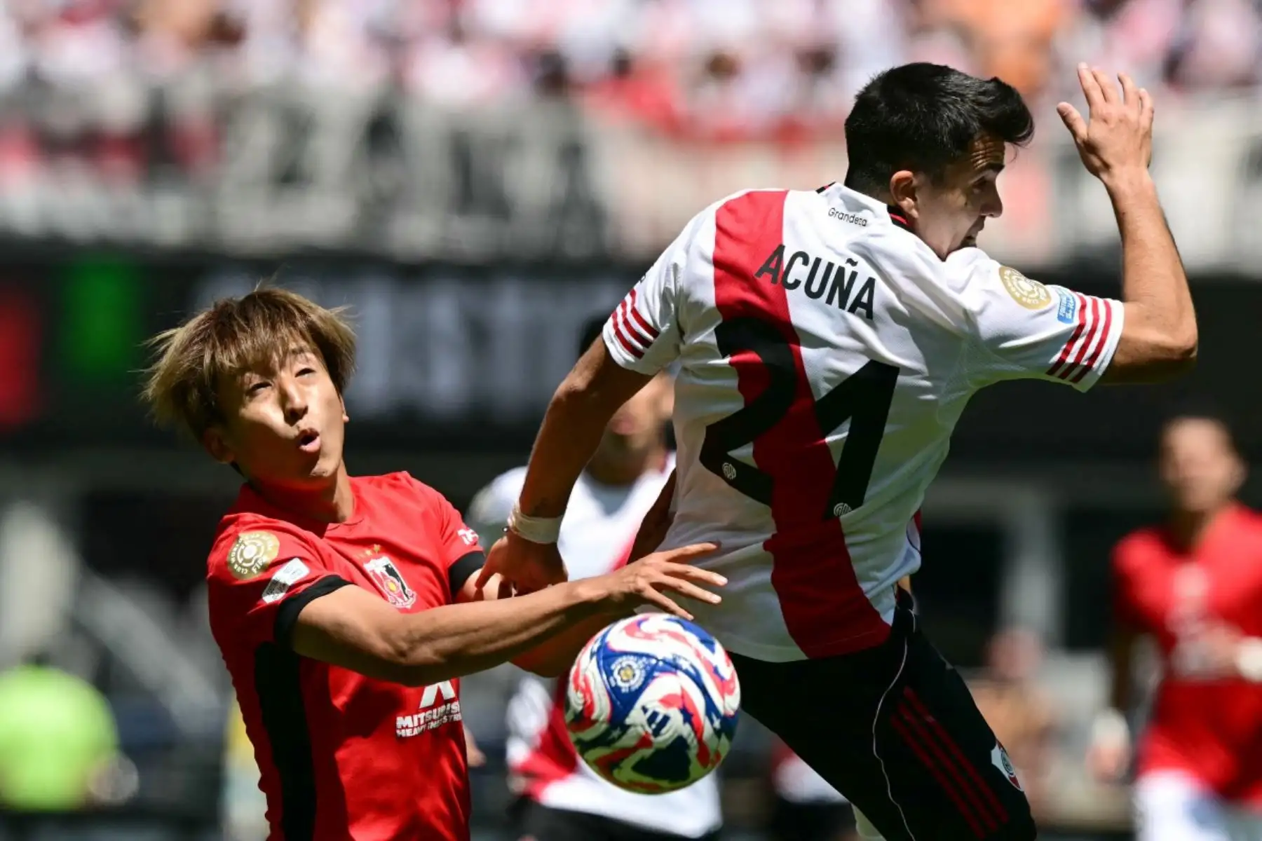 River Plate debutó con victoria en el Mundial de Clubes al imponerse 3-1 al Urawa Red Diamonds en Seattle. El equipo argentino aprovechó la fragilidad aérea del conjunto japonés con goles de cabeza de Colidio, Driussi y Meza. Aunque el Urawa descontó con un penal de Matsuo, River mantuvo el control y selló el triunfo. Marcelo Gallardo destacó la importancia de comenzar sumando tres puntos y aseguró que el equipo seguirá mejorando. Foto: AFP