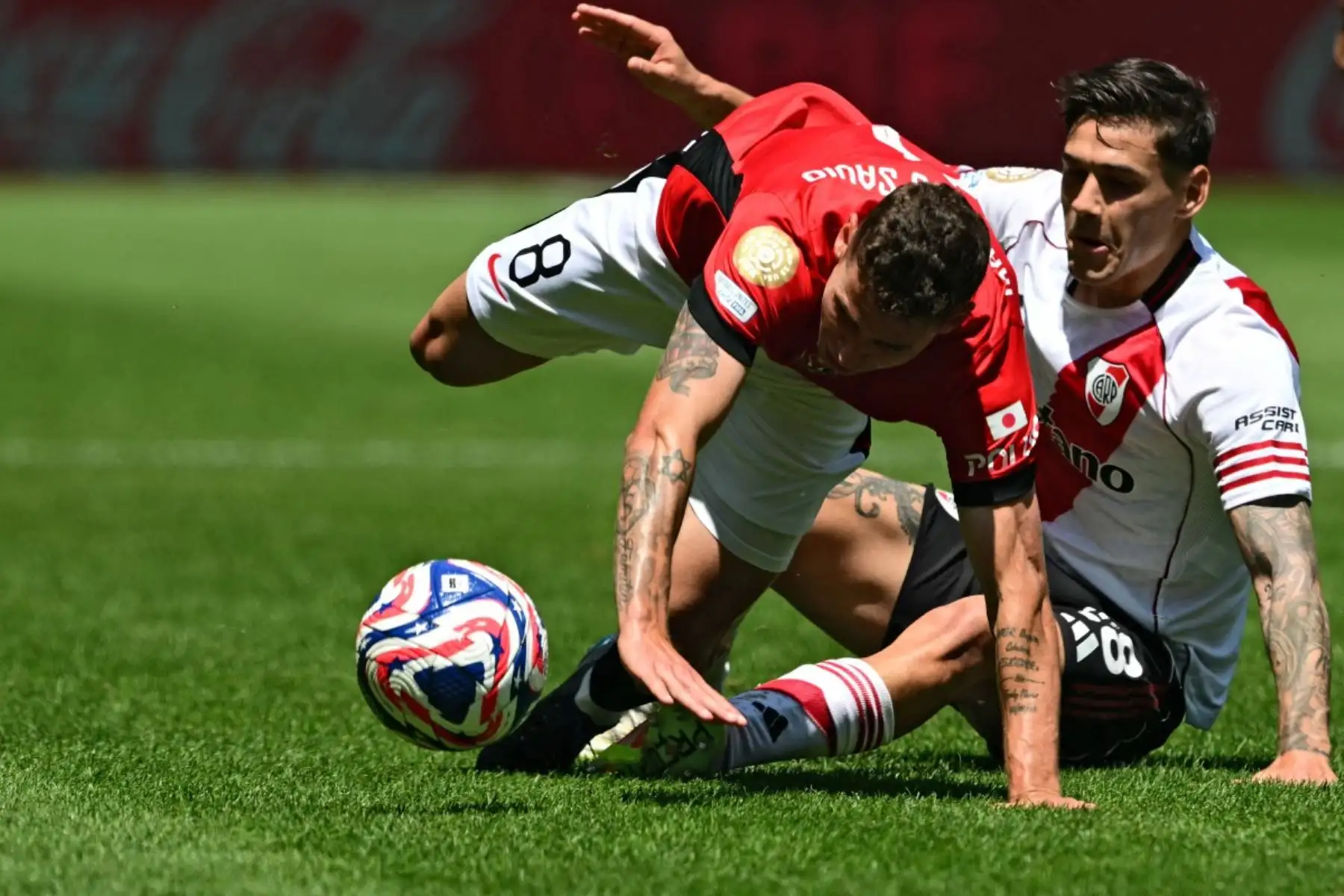 River Plate debutó con victoria en el Mundial de Clubes al imponerse 3-1 al Urawa Red Diamonds en Seattle. El equipo argentino aprovechó la fragilidad aérea del conjunto japonés con goles de cabeza de Colidio, Driussi y Meza. Aunque el Urawa descontó con un penal de Matsuo, River mantuvo el control y selló el triunfo. Marcelo Gallardo destacó la importancia de comenzar sumando tres puntos y aseguró que el equipo seguirá mejorando. Foto: AFP