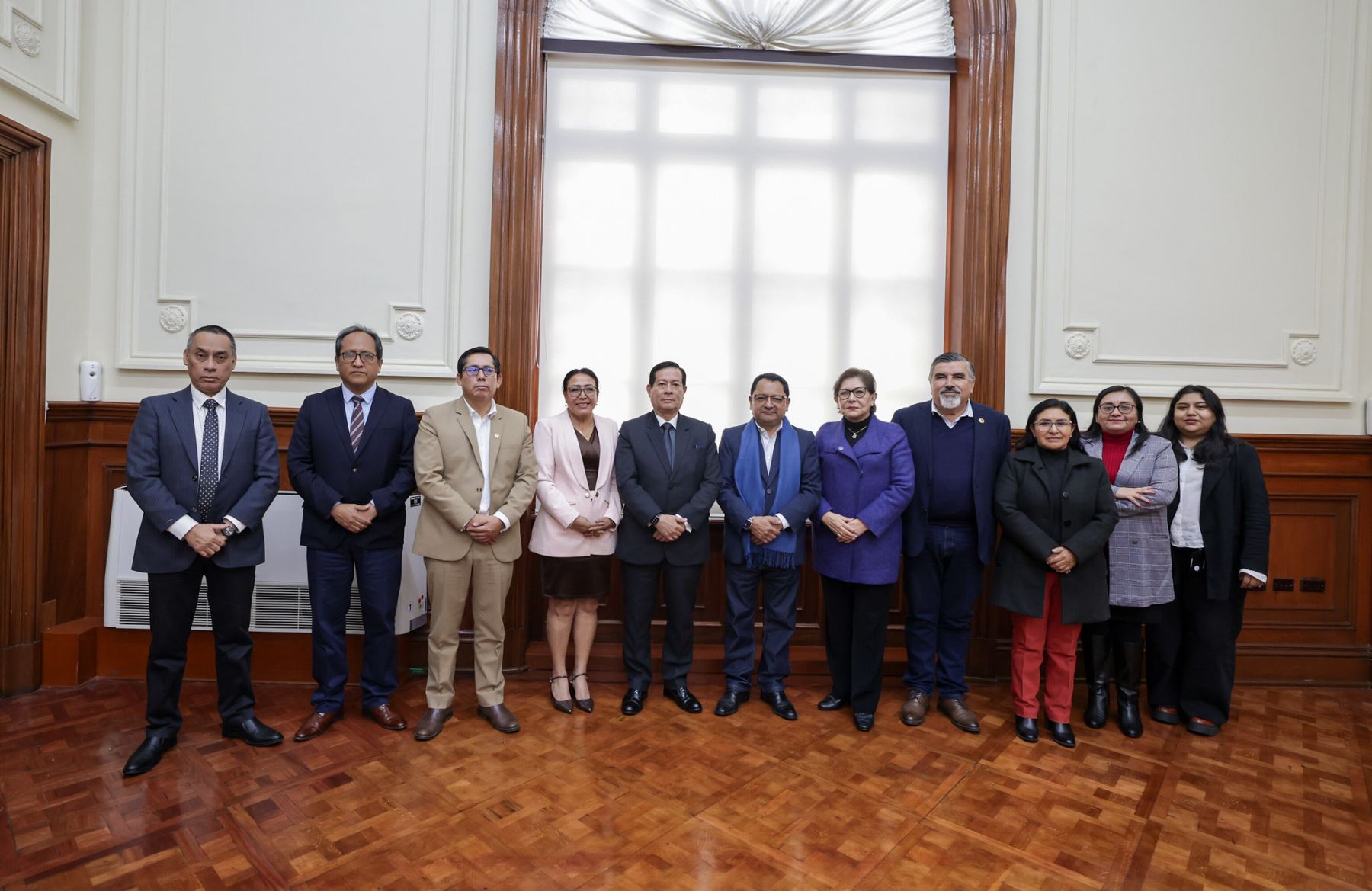Jefe del Gabinete, Eduardo Arana, se reunión con Bancada Magisterial