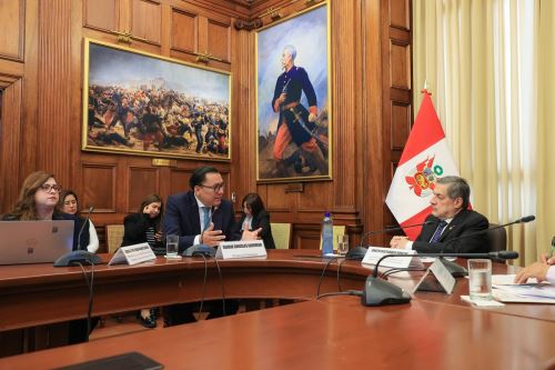 El ministro de la Producción, Sergio González, informó ante el Congreso, el avance del Perú ante el Comité de Pesca de la OCDE. Foto: Cortesía.