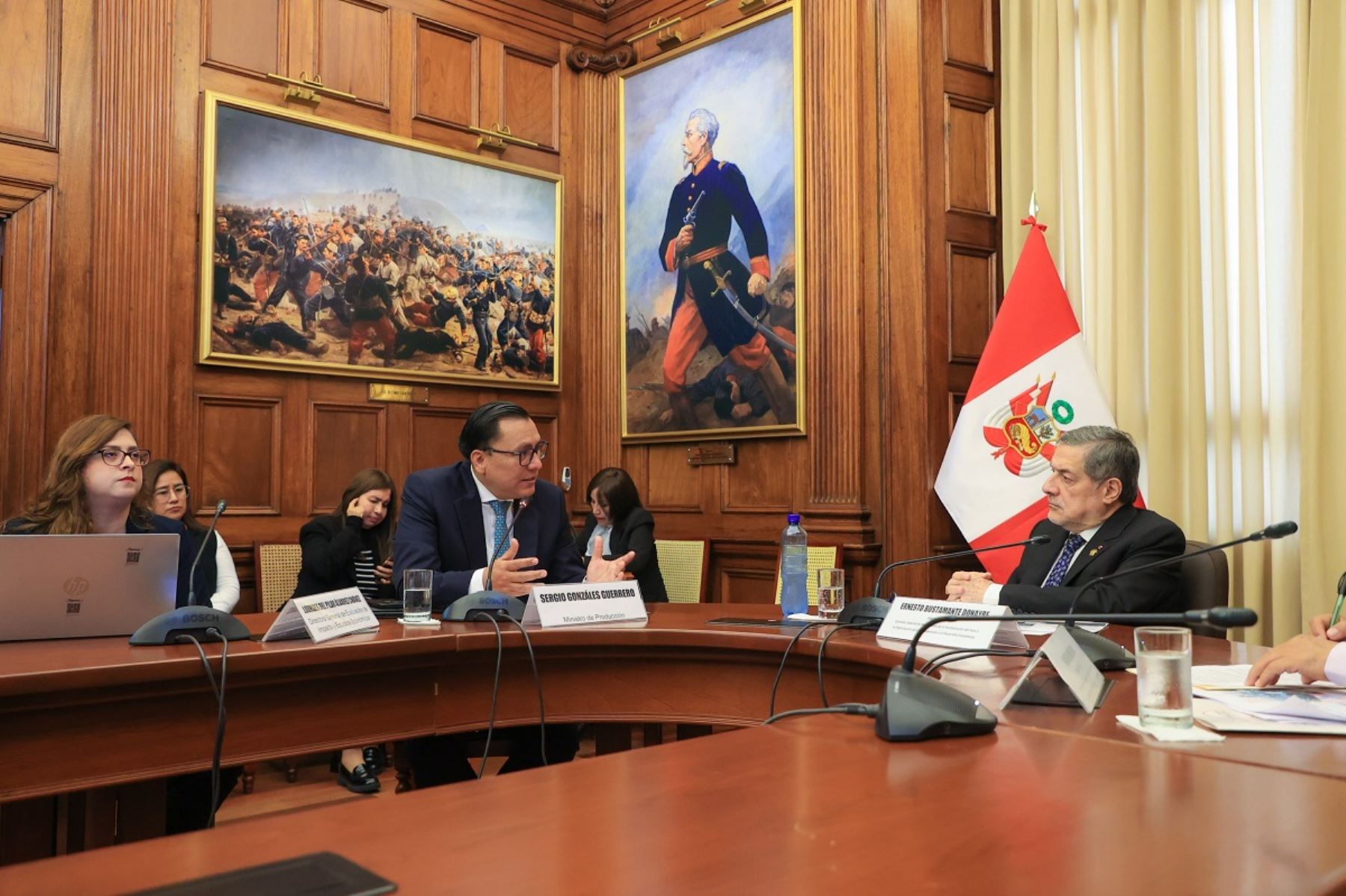 El ministro de la Producción, Sergio González, informó ante el Congreso, el avance del Perú ante el Comité de Pesca de la OCDE. Foto: Cortesía.