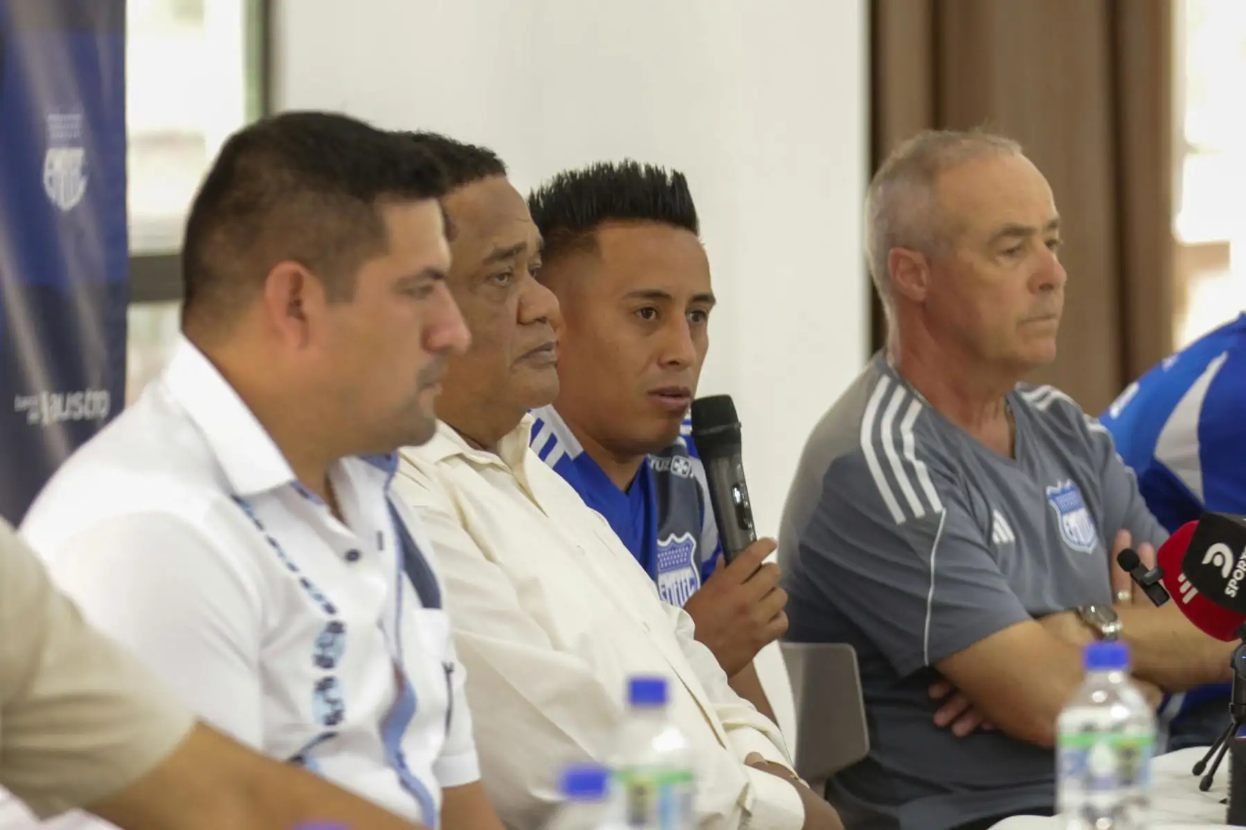 El peruano Christian Cueva fue presentado como nuevo refuerzo de Emelec, donde espera aportar su experiencia para devolver al club a los primeros lugares del fútbol ecuatoriano. Tras dejar Cienciano, Cueva se mostró motivado por este nuevo reto y destacó la buena acogida que ha tenido en el equipo. El volante firmó hasta junio de 2026 y podría debutar este sábado frente a Delfín, en un duelo clave para salir de los últimos puestos. Foto: EFE
