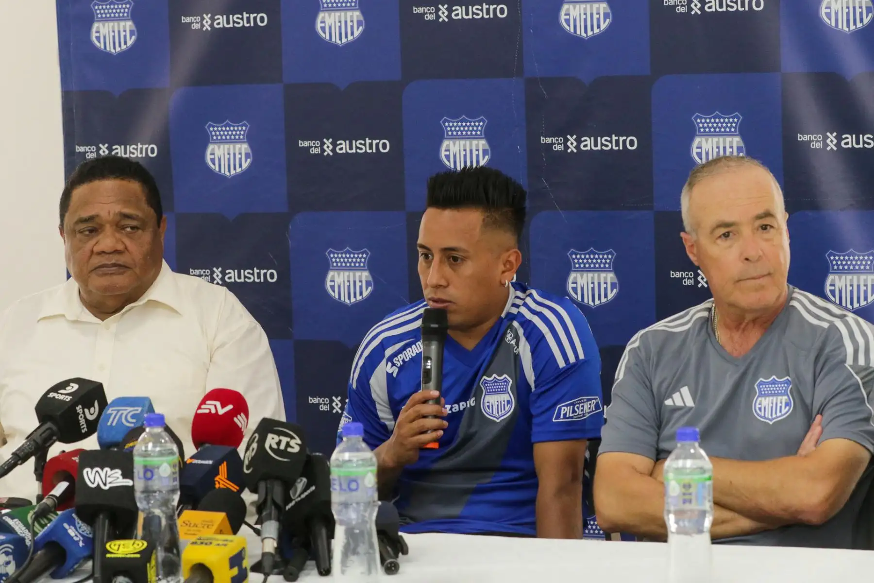 El peruano Christian Cueva fue presentado como nuevo refuerzo de Emelec, donde espera aportar su experiencia para devolver al club a los primeros lugares del fútbol ecuatoriano. Tras dejar Cienciano, Cueva se mostró motivado por este nuevo reto y destacó la buena acogida que ha tenido en el equipo. El volante firmó hasta junio de 2026 y podría debutar este sábado frente a Delfín, en un duelo clave para salir de los últimos puestos. Foto: EFE