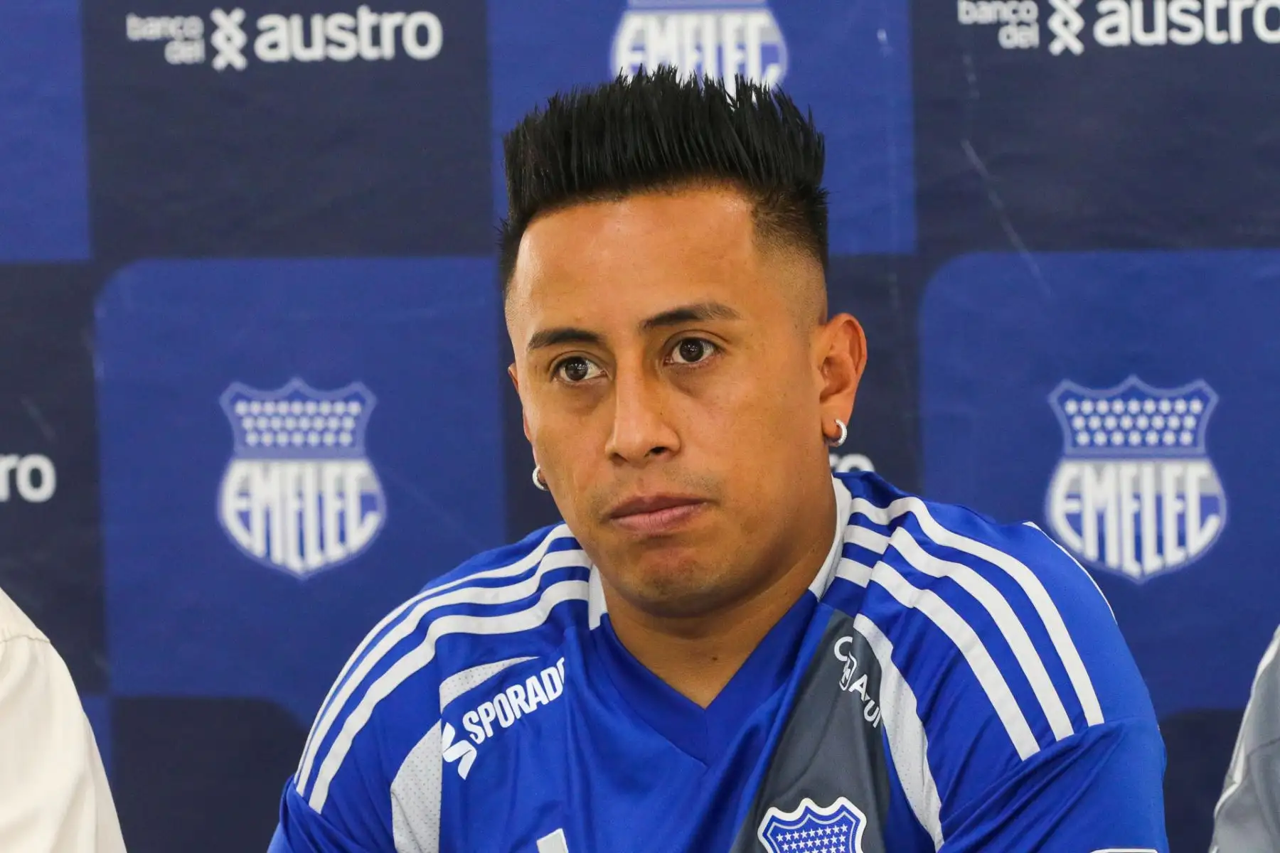 El peruano Christian Cueva fue presentado como nuevo refuerzo de Emelec, donde espera aportar su experiencia para devolver al club a los primeros lugares del fútbol ecuatoriano. Tras dejar Cienciano, Cueva se mostró motivado por este nuevo reto y destacó la buena acogida que ha tenido en el equipo. El volante firmó hasta junio de 2026 y podría debutar este sábado frente a Delfín, en un duelo clave para salir de los últimos puestos. Foto: EFE
