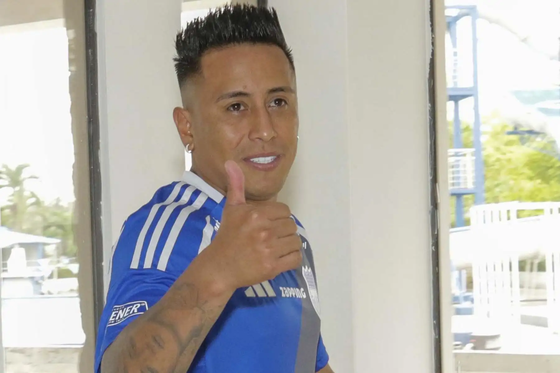 El peruano Christian Cueva fue presentado como nuevo refuerzo de Emelec, donde espera aportar su experiencia para devolver al club a los primeros lugares del fútbol ecuatoriano. Tras dejar Cienciano, Cueva se mostró motivado por este nuevo reto y destacó la buena acogida que ha tenido en el equipo. El volante firmó hasta junio de 2026 y podría debutar este sábado frente a Delfín, en un duelo clave para salir de los últimos puestos. Foto: EFE