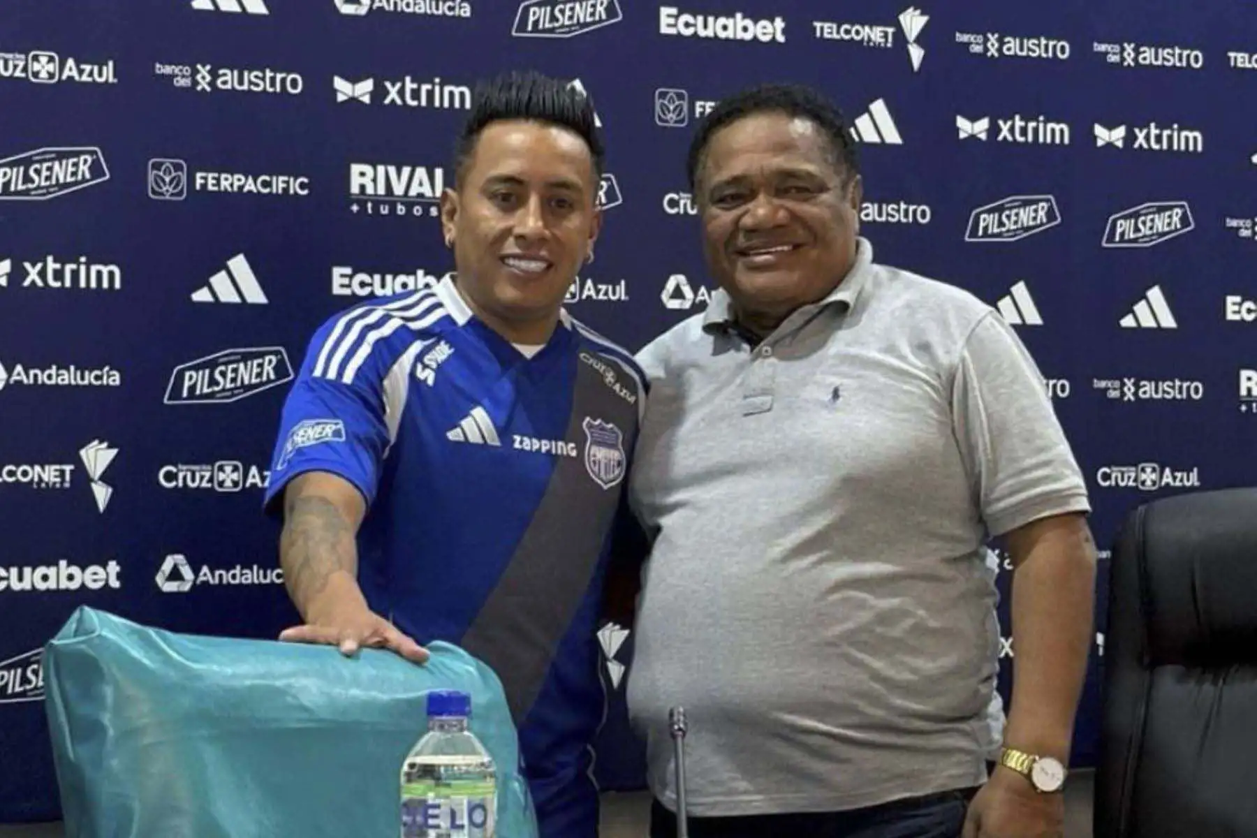 El peruano Christian Cueva fue presentado como nuevo refuerzo de Emelec, donde espera aportar su experiencia para devolver al club a los primeros lugares del fútbol ecuatoriano. Tras dejar Cienciano, Cueva se mostró motivado por este nuevo reto y destacó la buena acogida que ha tenido en el equipo. El volante firmó hasta junio de 2026 y podría debutar este sábado frente a Delfín, en un duelo clave para salir de los últimos puestos. Foto: Redes sociales
