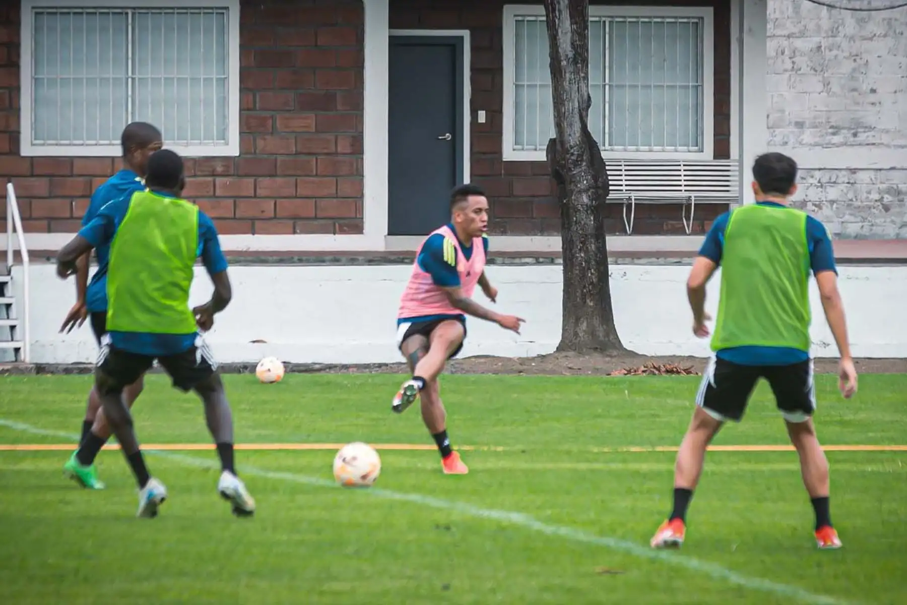El peruano Christian Cueva fue presentado como nuevo refuerzo de Emelec, donde espera aportar su experiencia para devolver al club a los primeros lugares del fútbol ecuatoriano. Tras dejar Cienciano, Cueva se mostró motivado por este nuevo reto y destacó la buena acogida que ha tenido en el equipo. El volante firmó hasta junio de 2026 y podría debutar este sábado frente a Delfín, en un duelo clave para salir de los últimos puestos. Foto: Redes sociales