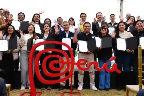 Ministra de Comercio Exterior y Turismo, Desilú León, otorgó la licencia de uso de la Marca Perú a la empresa Tisur y a más de 20 empresas de la región Arequipa. ANDINA/Difusión