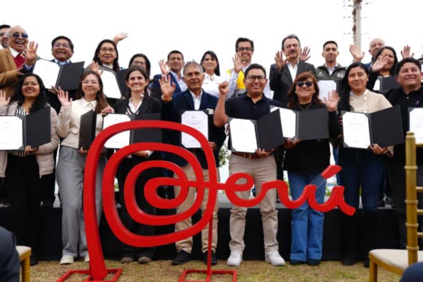 Ministra de Comercio Exterior y Turismo, Desilú León, otorgó la licencia de uso de la Marca Perú a la empresa Tisur y a más de 20 empresas de la región Arequipa. ANDINA/Difusión