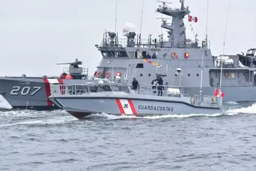 La embarcación pesquera “Álvaro Alejandro”  zarpó del puerto de Máncora, con cinco tripulantes a bordo, sin autorización de zarpe, sin radiobaliza, con documentación vencida y sin documentación requerida (Carnet de Patrón y de Marinero de Pesca Artesanal), precisó la Marina de Guerra.