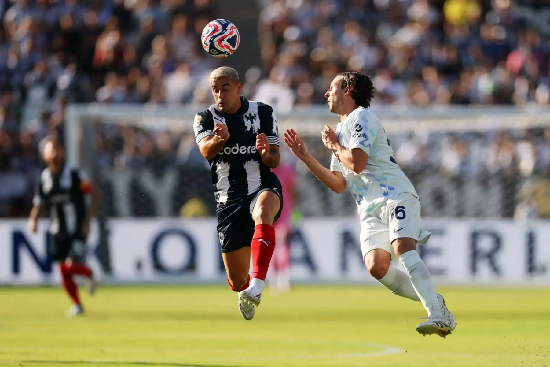 Monterrey y el Inter de Milán igualaron 1-1 en su debut en el Mundial de Clubes, en un intenso duelo disputado en el Rose Bowl de Pasadena. Sergio Ramos adelantó a los mexicanos a los 25 minutos con un certero cabezazo, pero Lautaro Martínez empató a los 42 para los italianos. El equipo dirigido por Domènec Torrent mostró personalidad y le compitió de igual a igual con el subcampeón de la Champions. Fotos: AFP