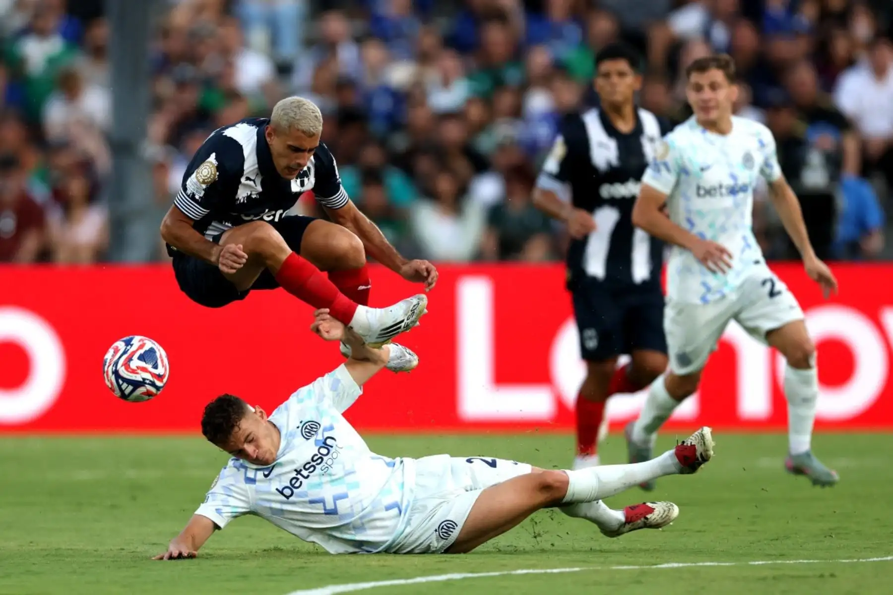 Monterrey y el Inter de Milán igualaron 1-1 en su debut en el Mundial de Clubes, en un intenso duelo disputado en el Rose Bowl de Pasadena. Sergio Ramos adelantó a los mexicanos a los 25 minutos con un certero cabezazo, pero Lautaro Martínez empató a los 42 para los italianos. El equipo dirigido por Domènec Torrent mostró personalidad y le compitió de igual a igual con el subcampeón de la Champions. Fotos: AFP