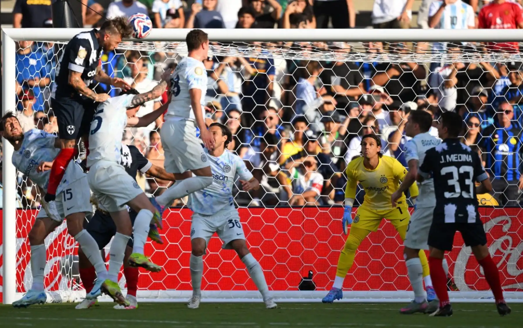 Monterrey y el Inter de Milán igualaron 1-1 en su debut en el Mundial de Clubes, en un intenso duelo disputado en el Rose Bowl de Pasadena. Sergio Ramos adelantó a los mexicanos a los 25 minutos con un certero cabezazo, pero Lautaro Martínez empató a los 42 para los italianos. El equipo dirigido por Domènec Torrent mostró personalidad y le compitió de igual a igual con el subcampeón de la Champions. Fotos: AFP