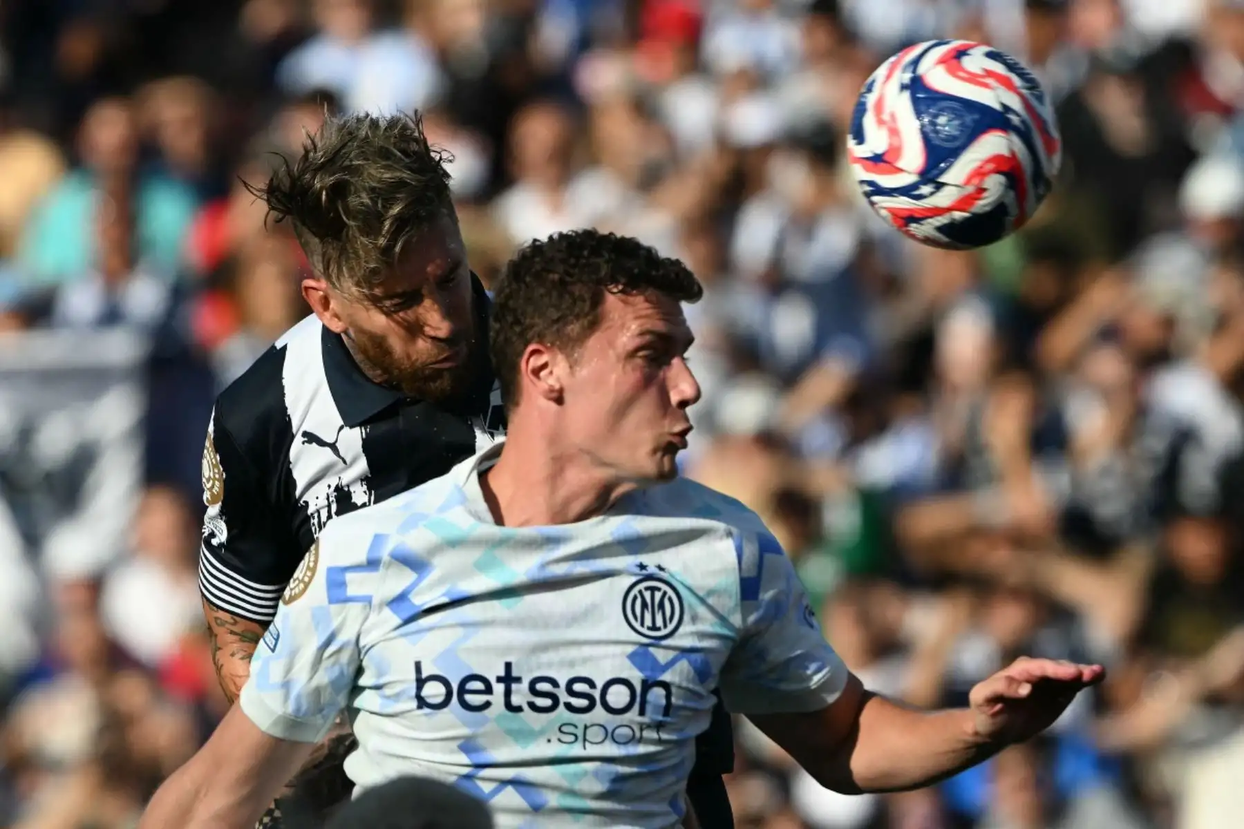 Monterrey y el Inter de Milán igualaron 1-1 en su debut en el Mundial de Clubes, en un intenso duelo disputado en el Rose Bowl de Pasadena. Sergio Ramos adelantó a los mexicanos a los 25 minutos con un certero cabezazo, pero Lautaro Martínez empató a los 42 para los italianos. El equipo dirigido por Domènec Torrent mostró personalidad y le compitió de igual a igual con el subcampeón de la Champions. Fotos: AFP