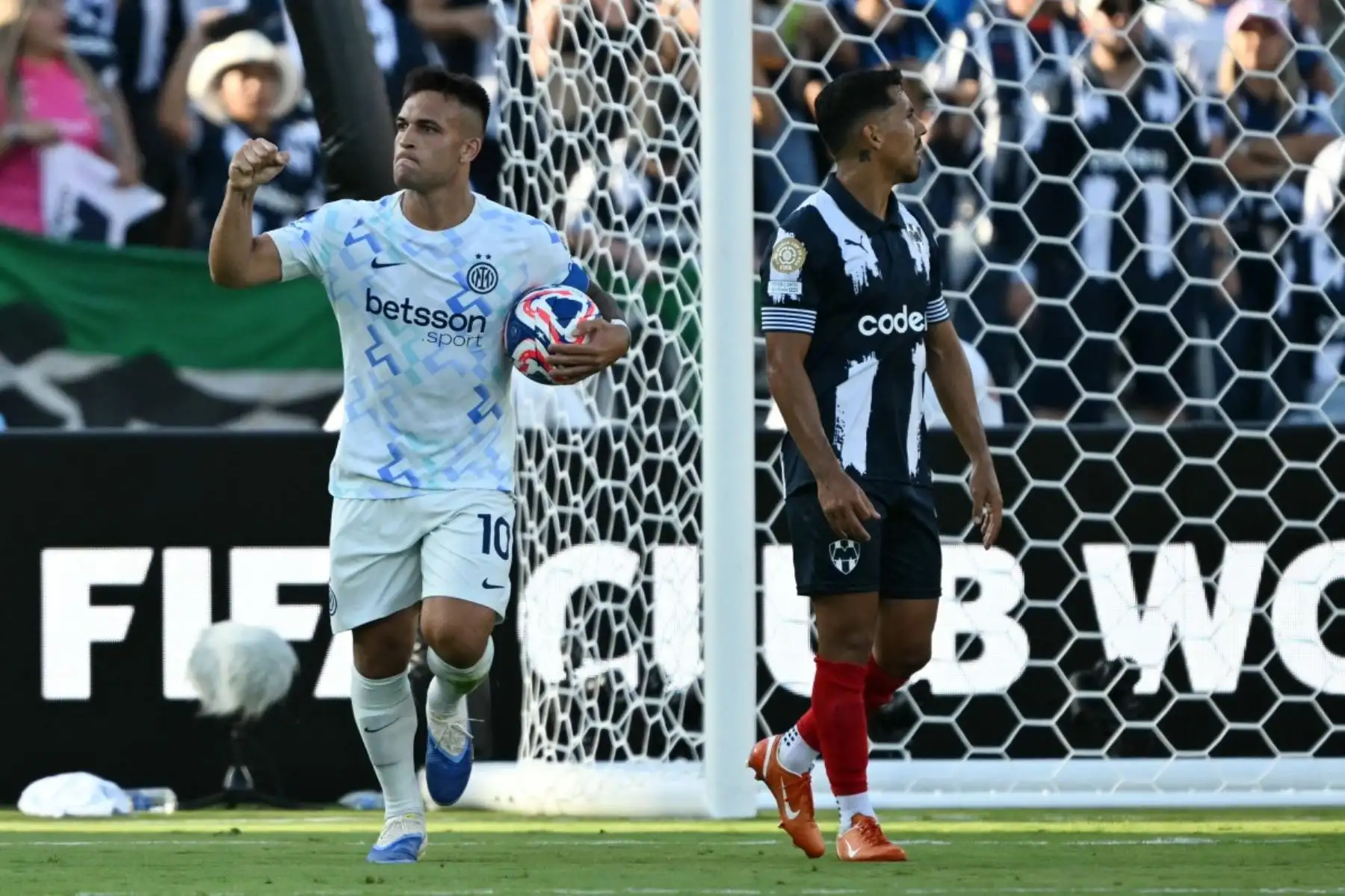 Monterrey y el Inter de Milán igualaron 1-1 en su debut en el Mundial de Clubes, en un intenso duelo disputado en el Rose Bowl de Pasadena. Sergio Ramos adelantó a los mexicanos a los 25 minutos con un certero cabezazo, pero Lautaro Martínez empató a los 42 para los italianos. El equipo dirigido por Domènec Torrent mostró personalidad y le compitió de igual a igual con el subcampeón de la Champions. Fotos: AFP
