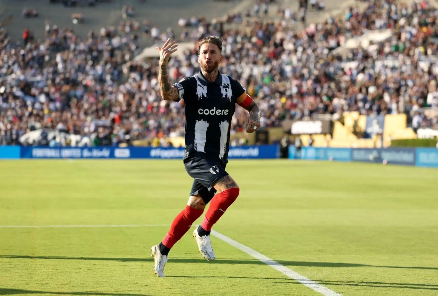 Monterrey y el Inter de Milán igualaron 1-1 en su debut en el Mundial de Clubes, en un intenso duelo disputado en el Rose Bowl de Pasadena. Sergio Ramos adelantó a los mexicanos a los 25 minutos con un certero cabezazo, pero Lautaro Martínez empató a los 42 para los italianos. El equipo dirigido por Domènec Torrent mostró personalidad y le compitió de igual a igual con el subcampeón de la Champions. Fotos: AFP