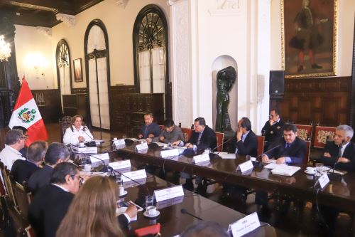 Presidenta Dina Boluarte se reunió con el alcalde provincial de Aymaraes, Gustavo Carrillo, y el alcalde distrital de Lucre, Santos Portillo, ambos de Apurímac