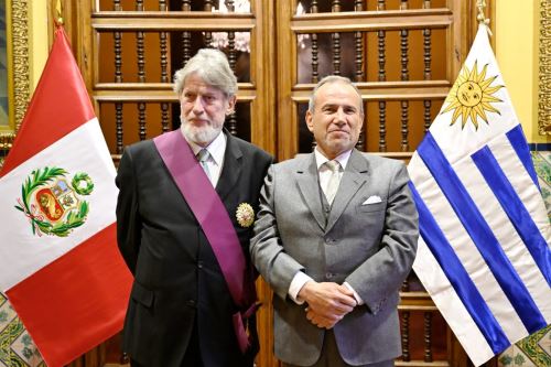 El canciller Elmer Schialer impuso la condecoración Orden El Sol del Perú en el grado de Gran Cruz al embajador de Uruguay en Lima, Luis Hierro López,