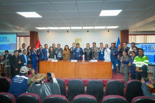 El Gobierno Regional de Puno y el consorcio Minsur - Ferreyros, firmaron un convenio de inversión pública de Obras por Impuestos (OxI) para el mejoramiento y ampliación del Hospital Carlos Cornejo Roselló Vizcardo, en Azángaro.Foto; Cortesía.