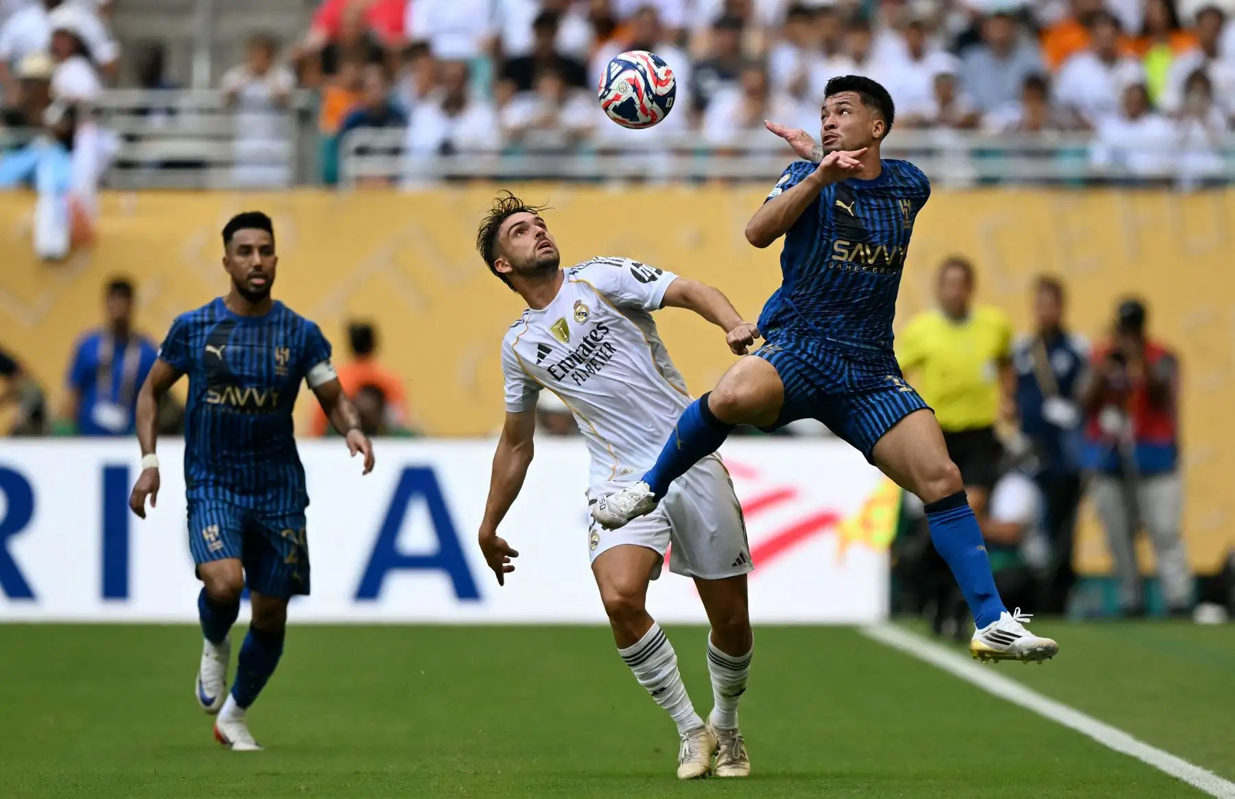 El defensa español del Real Madrid, Raúl Asencio, y el delantero brasileño del Al Hilal, Marcos Leonardo, luchan por el balón durante el partido de fútbol del Grupo H de la Copa Mundial de Clubes de la FIFA 2025 entre el Real Madrid de España y el Al-Hilal de Arabia Saudí. Foto: AFP