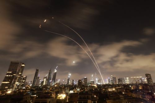 Impresionantes imágenes: Israel activa sistema de defensa para interceptar misiles iraníes sobre Tel Aviv