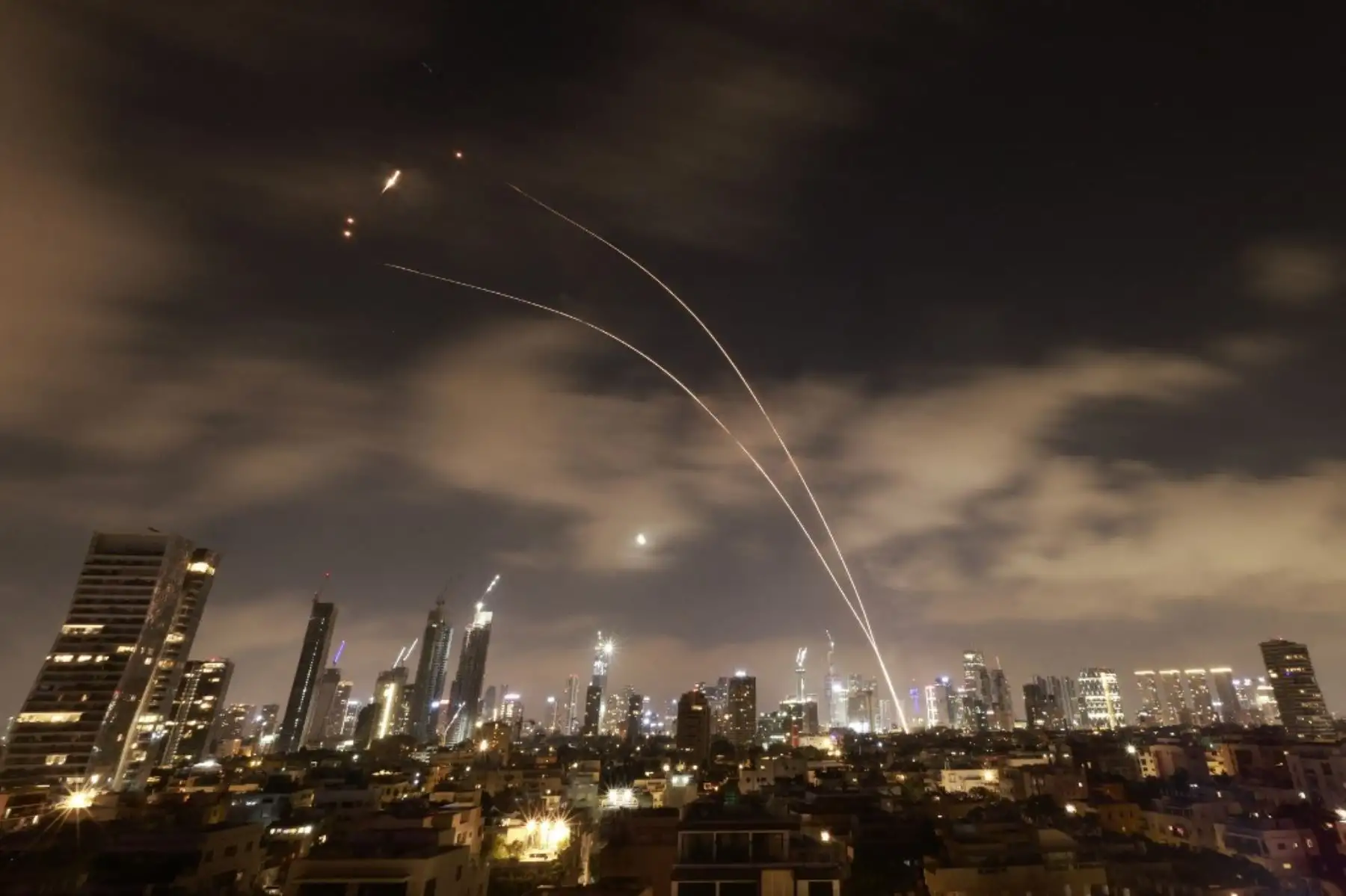 Los sistemas de defensa aérea israelíes se activaron para interceptar misiles iraníes sobre la ciudad israelí de Tel Aviv. Foto: AFP