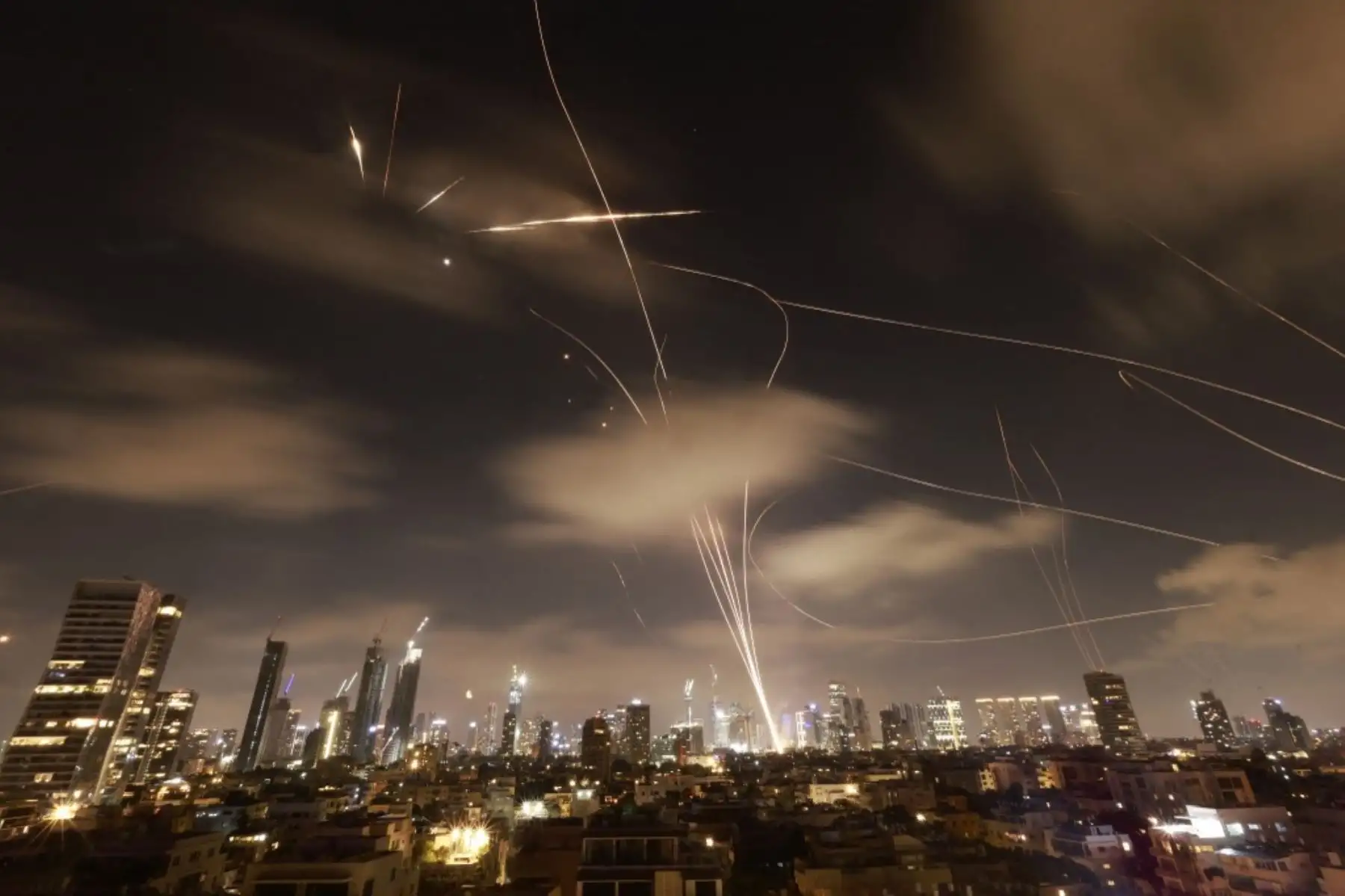 Los sistemas de defensa aérea israelíes se activaron para interceptar misiles iraníes sobre la ciudad israelí de Tel Aviv. Foto: AFP