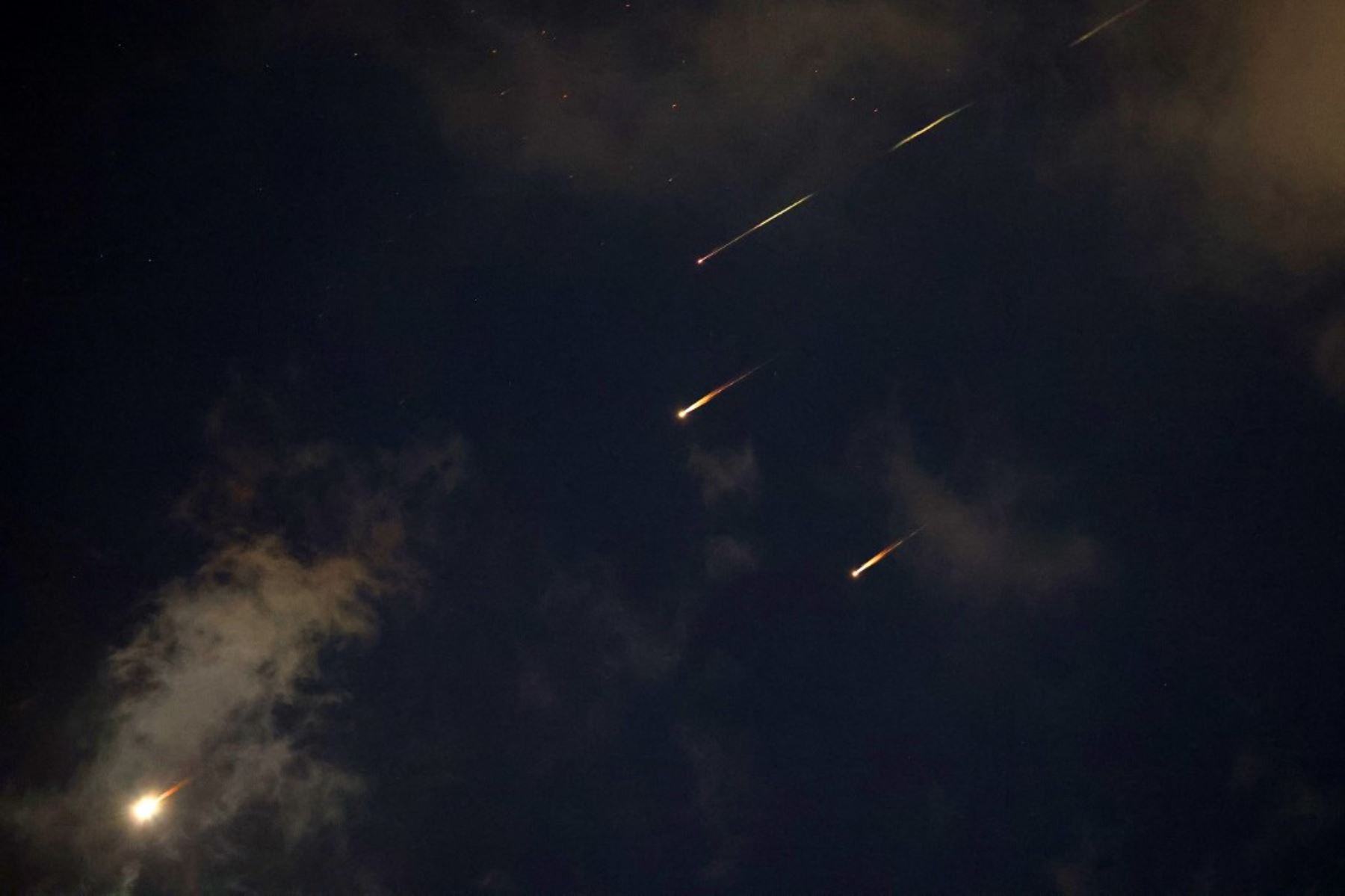 Cohetes en el cielo sobre la ciudad costera israelí de Netanya en medio de una nueva andanada de ataques con misiles iraníes. Foto: AFP