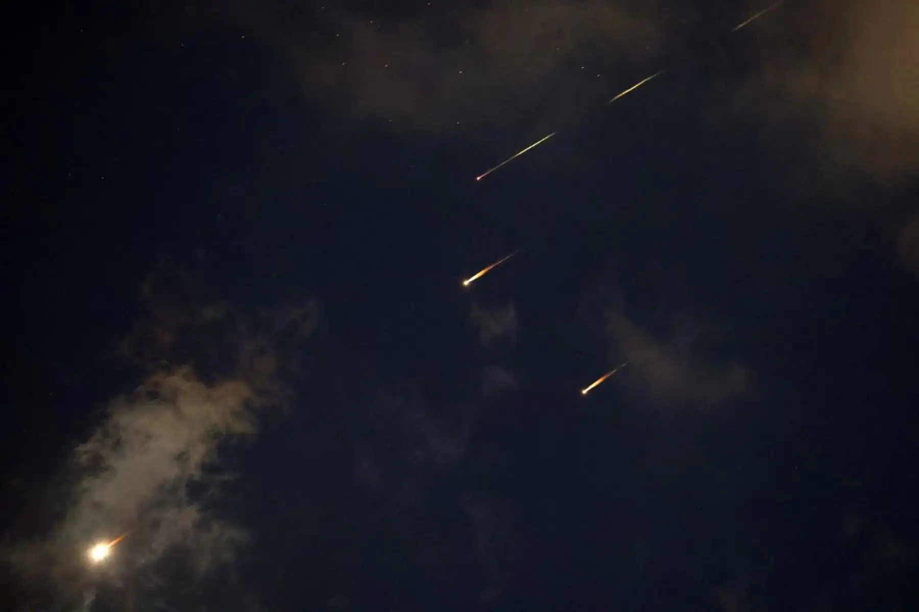 Cohetes en el cielo sobre la ciudad costera israelí de Netanya en medio de una nueva andanada de ataques con misiles iraníes. Foto: AFP