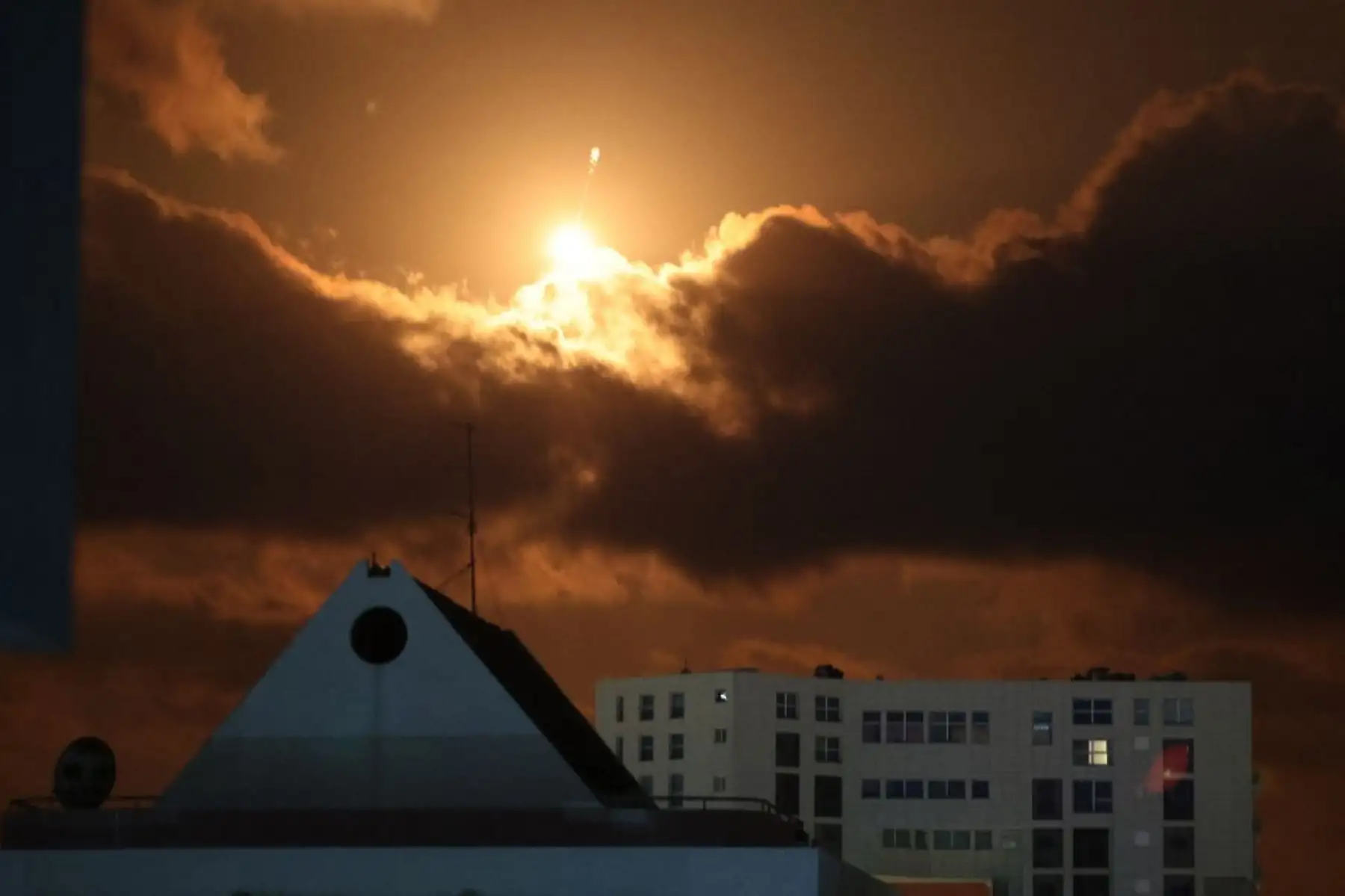 Cohetes en el cielo sobre la ciudad costera israelí de Netanya en medio de una nueva andanada de ataques con misiles iraníes. Foto: AFP