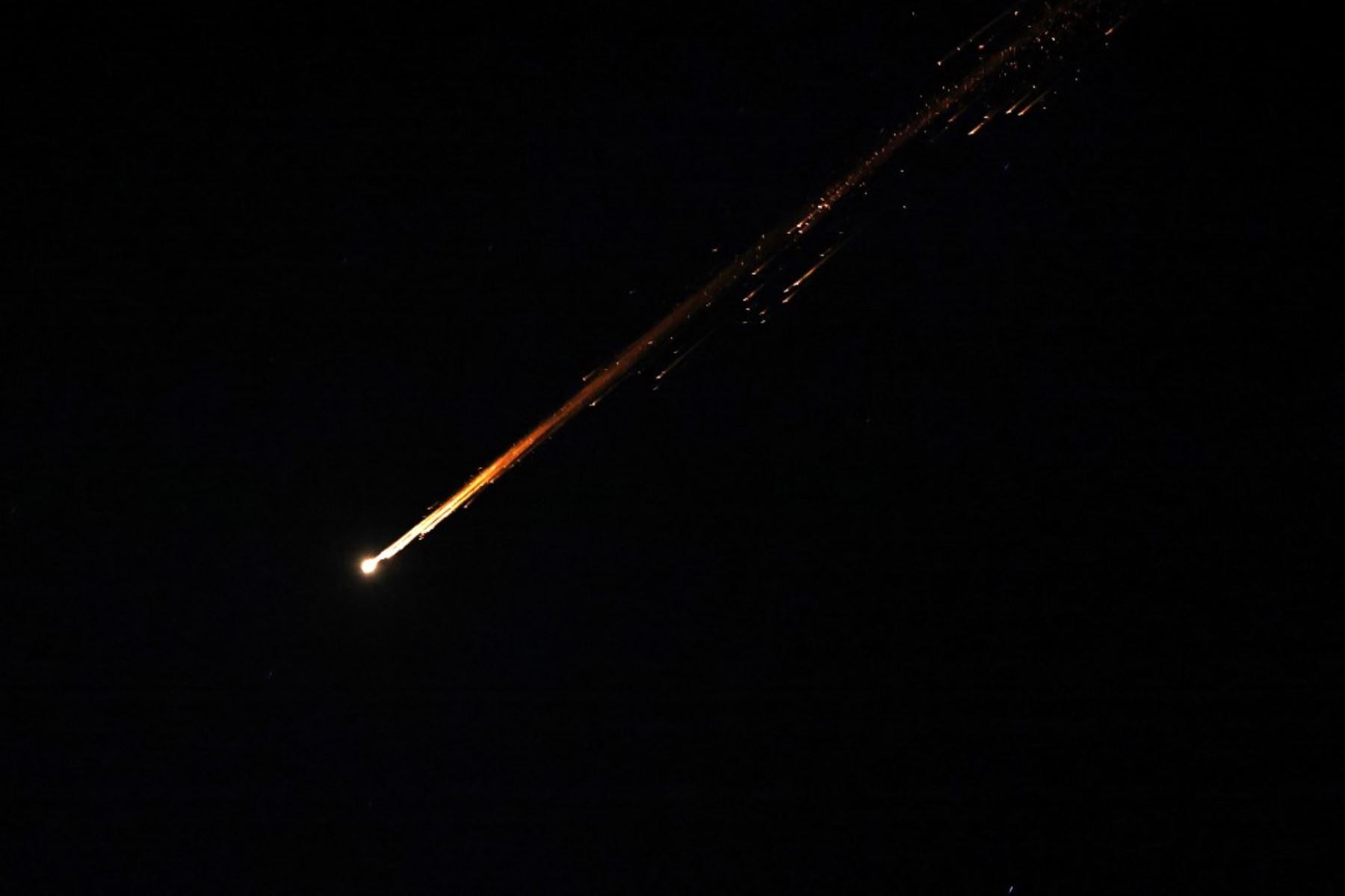 Cohetes en el cielo sobre la ciudad costera israelí de Netanya en medio de una nueva andanada de ataques con misiles iraníes. Foto: AFP