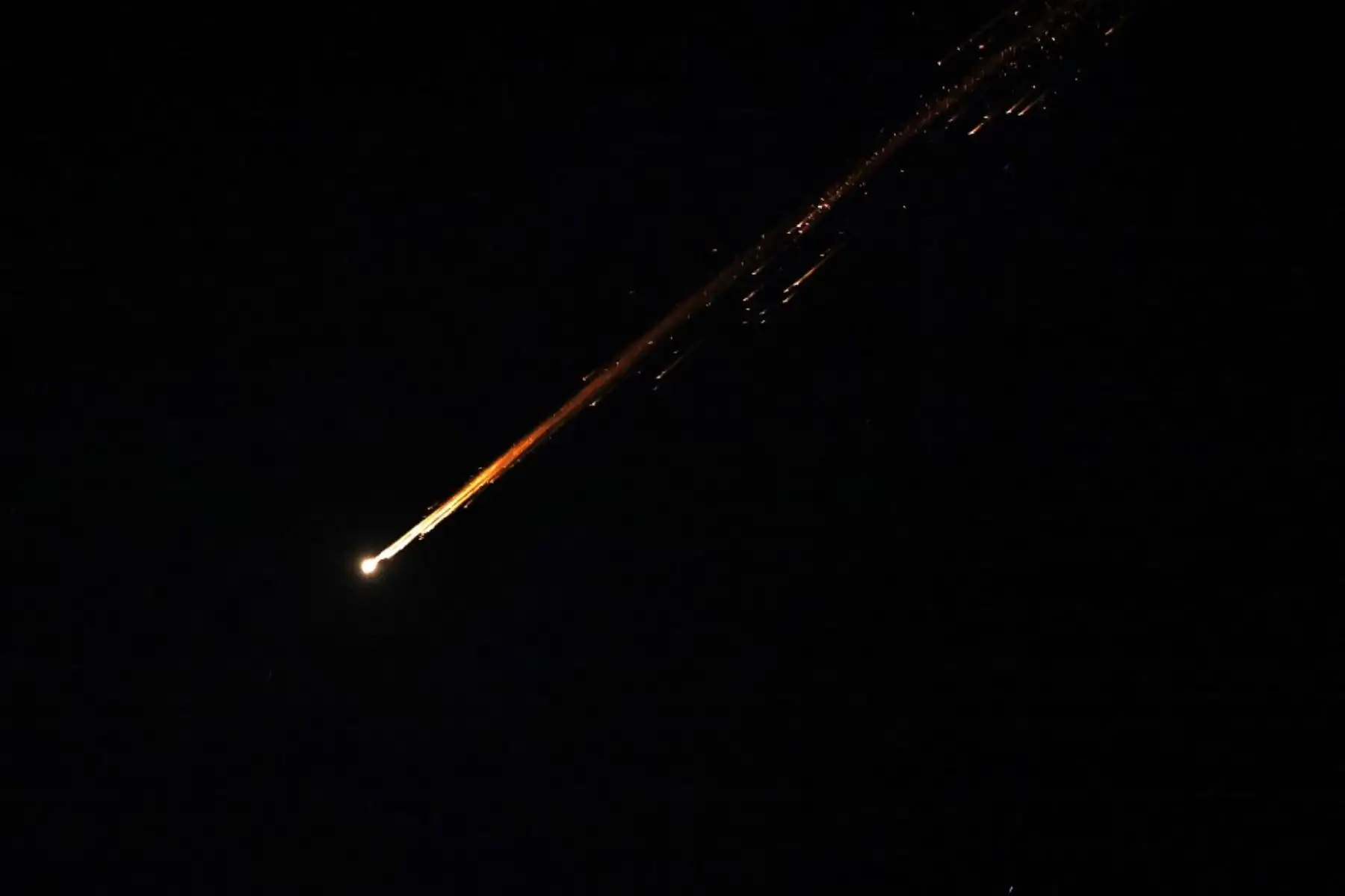 Cohetes en el cielo sobre la ciudad costera israelí de Netanya en medio de una nueva andanada de ataques con misiles iraníes. Foto: AFP