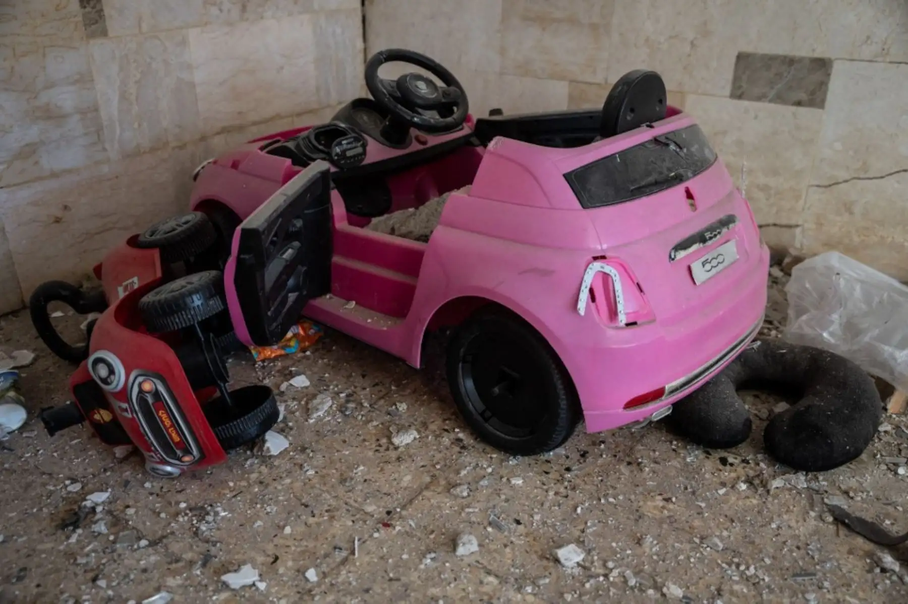 Escombros de un edificio alcanzado por un misil iraní en Haifa. Israel e Irán intercambiaron disparos letales por quinto día consecutivo. Foto: AFP