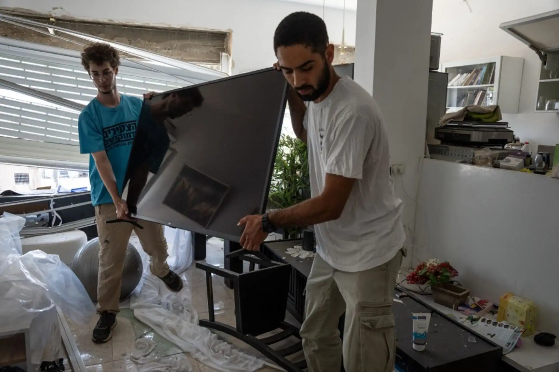 Escombros de un edificio alcanzado por un misil iraní en Haifa. Israel e Irán intercambiaron disparos letales por quinto día consecutivo. Foto: AFP