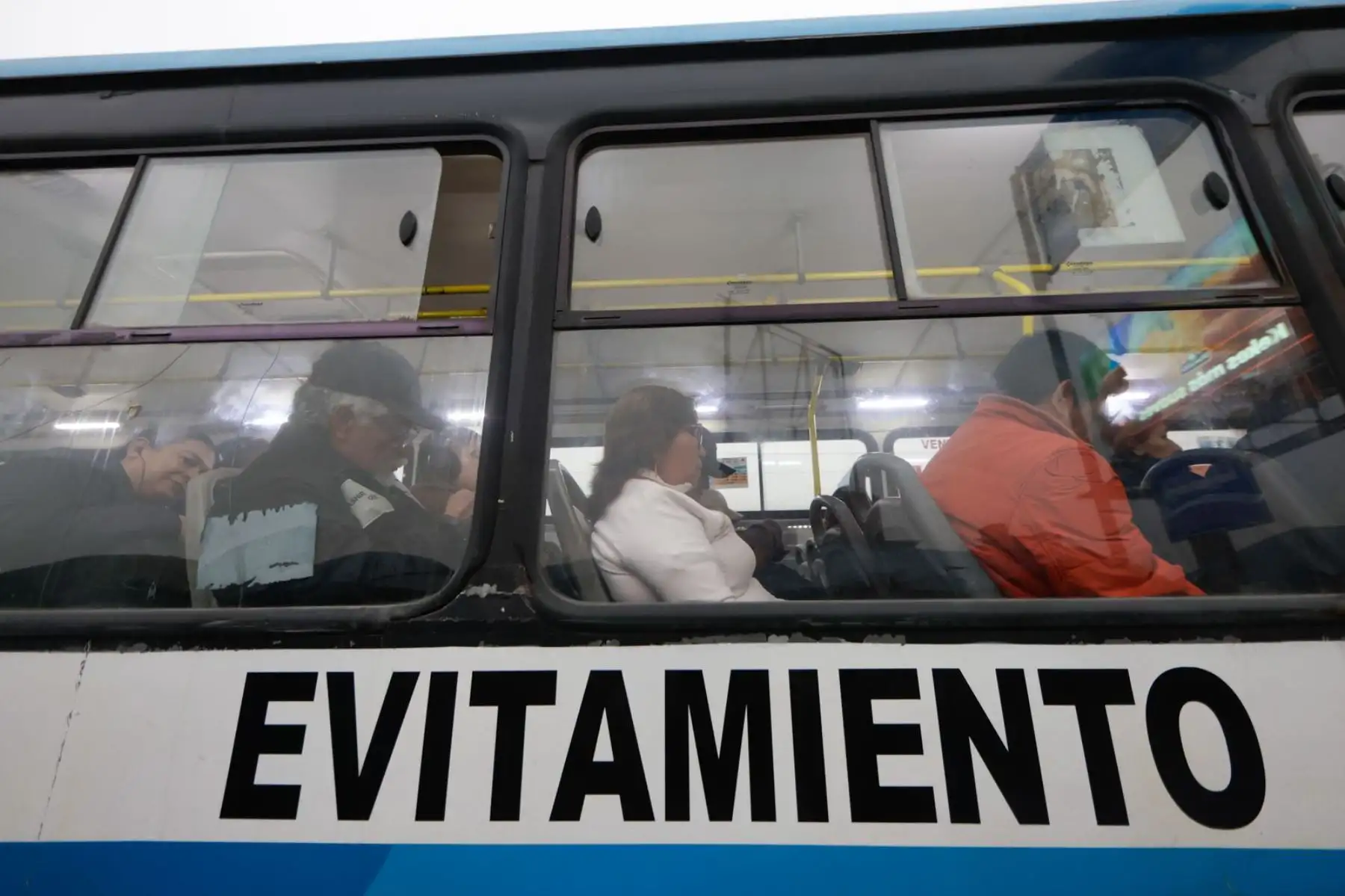 El jefe de la Región Policial Lima, Luis Felipe Monroy, informó que el transporte público en Lima se desarrolla con normalidad, pese al paro convocado por un sector de transportistas. Desde Puente Nuevo, indicó que aún es temprano para evaluar el impacto total de la medida y que se debe esperar algunas horas. Como contingencia, la Policía, las Fuerzas Armadas y varios ministerios han dispuesto buses para apoyar el traslado de pasajeros en caso sea necesario. Foto: ANDINA/Luis Iparraguirre El jefe de la Región Policial Lima, Luis Felipe Monroy, informó que el transporte público en Lima se desarrolla con normalidad, pese al paro convocado por un sector de transportistas. Desde Puente Nuevo, indicó que aún es temprano para evaluar el impacto total de la medida y que se debe esperar algunas horas. Como contingencia, la Policía, las Fuerzas Armadas y varios ministerios han dispuesto buses para apoyar el traslado de pasajeros en caso sea necesario. Foto: ANDINA/Luis Iparraguirre