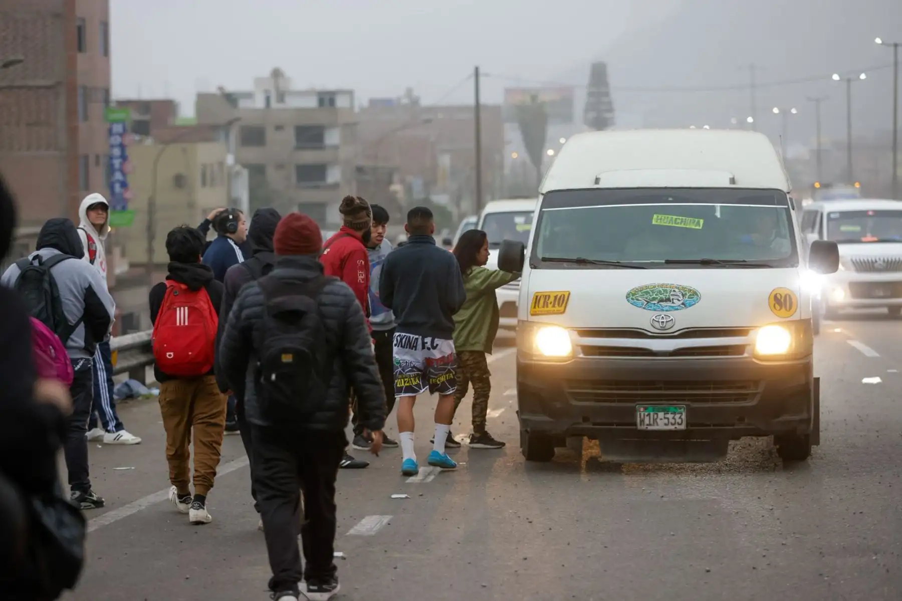 El jefe de la Región Policial Lima, Luis Felipe Monroy, informó que el transporte público en Lima se desarrolla con normalidad, pese al paro convocado por un sector de transportistas. Desde Puente Nuevo, indicó que aún es temprano para evaluar el impacto total de la medida y que se debe esperar algunas horas. Como contingencia, la Policía, las Fuerzas Armadas y varios ministerios han dispuesto buses para apoyar el traslado de pasajeros en caso sea necesario. Foto: ANDINA/Luis Iparraguirre El jefe de la Región Policial Lima, Luis Felipe Monroy, informó que el transporte público en Lima se desarrolla con normalidad, pese al paro convocado por un sector de transportistas. Desde Puente Nuevo, indicó que aún es temprano para evaluar el impacto total de la medida y que se debe esperar algunas horas. Como contingencia, la Policía, las Fuerzas Armadas y varios ministerios han dispuesto buses para apoyar el traslado de pasajeros en caso sea necesario. Foto: ANDINA/Luis Iparraguirre