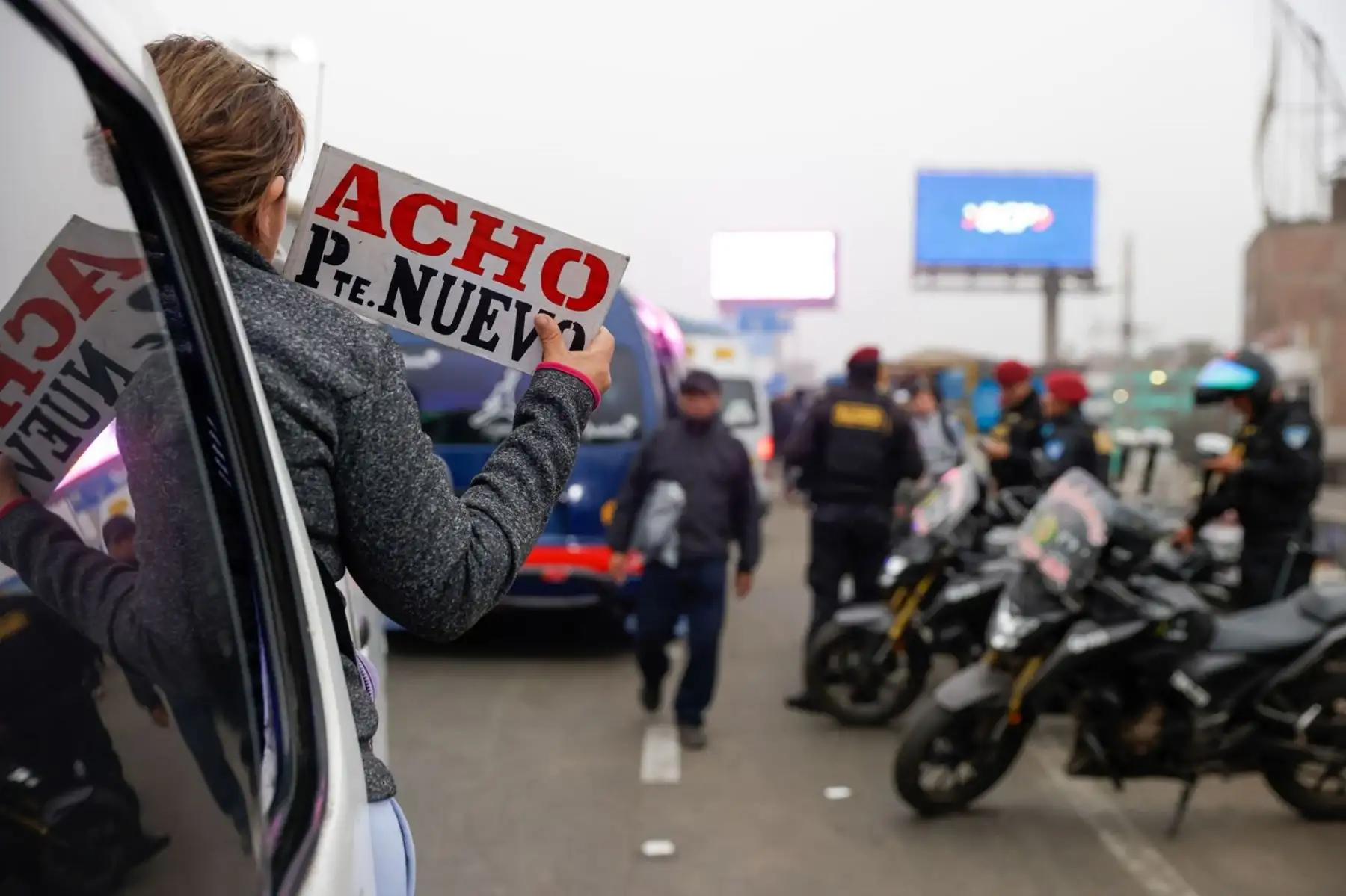 El jefe de la Región Policial Lima, Luis Felipe Monroy, informó que el transporte público en Lima se desarrolla con normalidad, pese al paro convocado por un sector de transportistas. Desde Puente Nuevo, indicó que aún es temprano para evaluar el impacto total de la medida y que se debe esperar algunas horas. Como contingencia, la Policía, las Fuerzas Armadas y varios ministerios han dispuesto buses para apoyar el traslado de pasajeros en caso sea necesario. Foto: ANDINA/Luis Iparraguirre El jefe de la Región Policial Lima, Luis Felipe Monroy, informó que el transporte público en Lima se desarrolla con normalidad, pese al paro convocado por un sector de transportistas. Desde Puente Nuevo, indicó que aún es temprano para evaluar el impacto total de la medida y que se debe esperar algunas horas. Como contingencia, la Policía, las Fuerzas Armadas y varios ministerios han dispuesto buses para apoyar el traslado de pasajeros en caso sea necesario. Foto: ANDINA/Luis Iparraguirre