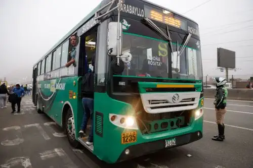Así se desarrolla el transporte público en Lima en primeras horas de la mañana. Foto: ANDINA.