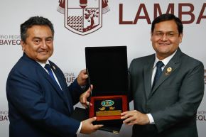 El gobernador Jorge Pérez entregó una réplica de una orejera del Señor de Sipán, símbolo de la rica herencia cultural de Lambayeque, al director de El Peruano, Félix Paz. ANDINA/Daniel Bracamonte