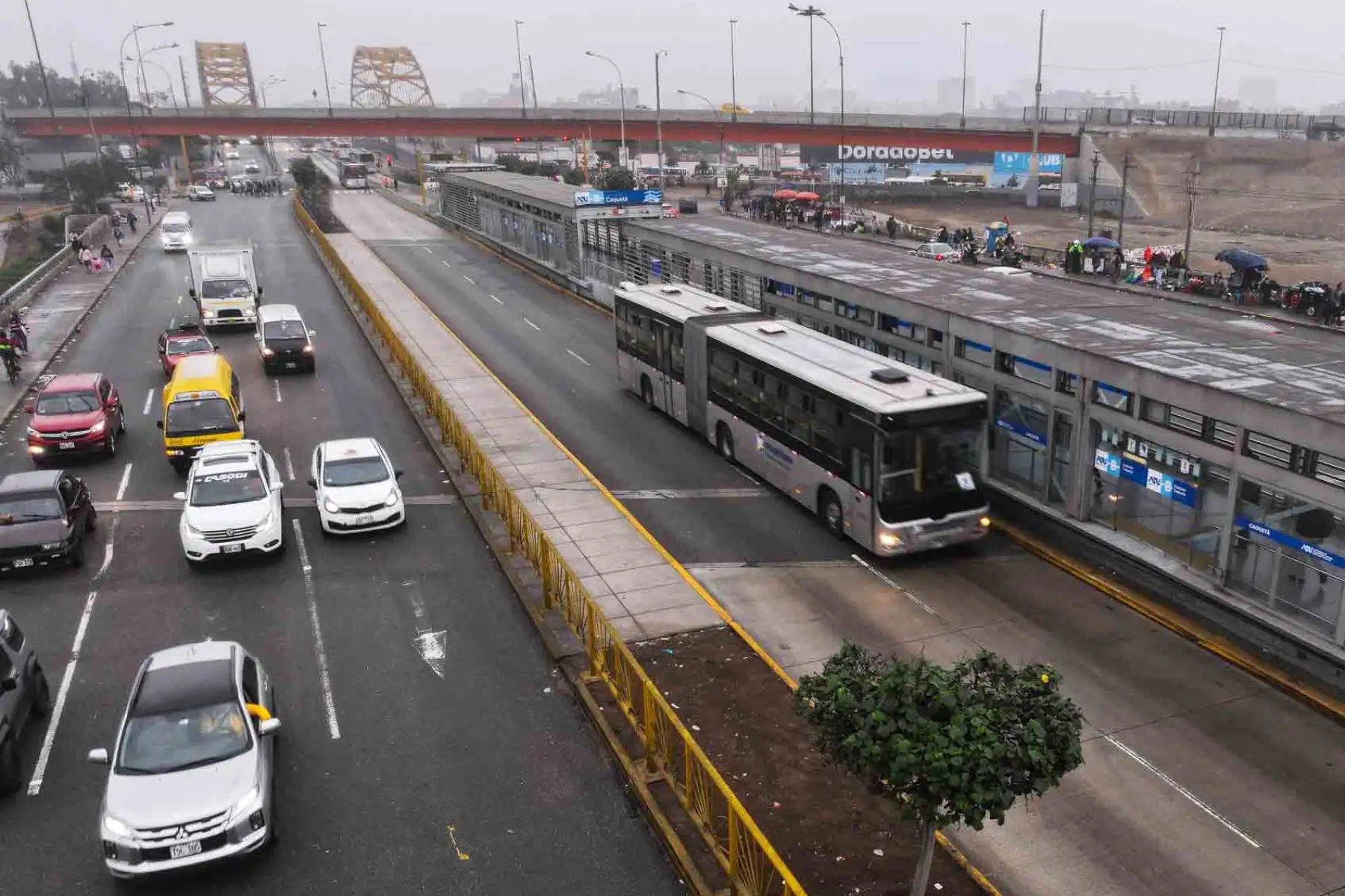 Esta mañana, pese al anuncio de un paro por un grupo de transportistas, se observa la circulación regular de unidades de transporte público en la zona de Caquetá y tramos de la vía de Evitamiento. Foto: ANDINA/ Braian Reyna Esta mañana, pese al anuncio de un paro por un grupo de transportistas, se observa la circulación regular de unidades de transporte público en la zona de Caquetá y tramos de la vía de Evitamiento. Foto: ANDINA/ Braian Reyna