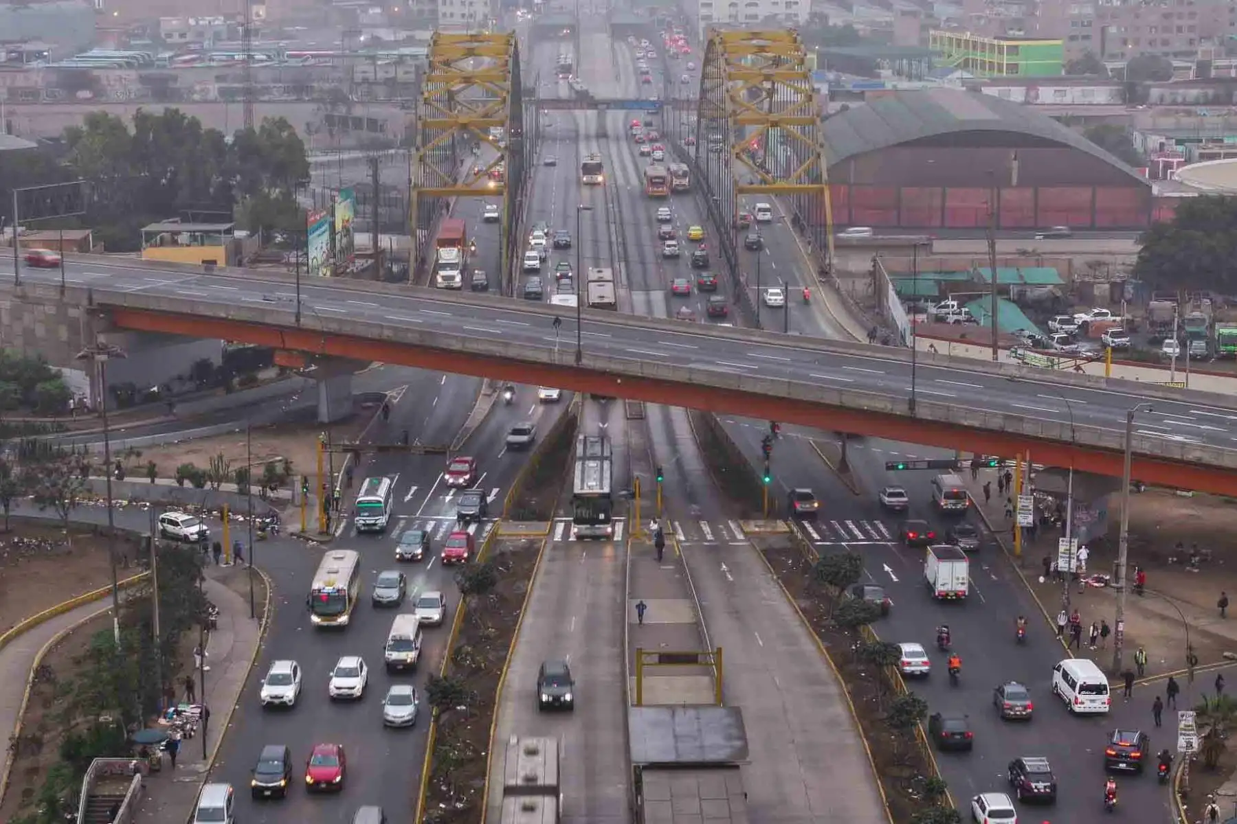 Esta mañana, pese al anuncio de un paro por un grupo de transportistas, se observa la circulación regular de unidades de transporte público en la zona de Caquetá y tramos de la vía de Evitamiento. Foto: ANDINA/ Braian Reyna Esta mañana, pese al anuncio de un paro por un grupo de transportistas, se observa la circulación regular de unidades de transporte público en la zona de Caquetá y tramos de la vía de Evitamiento. Foto: ANDINA/ Braian Reyna